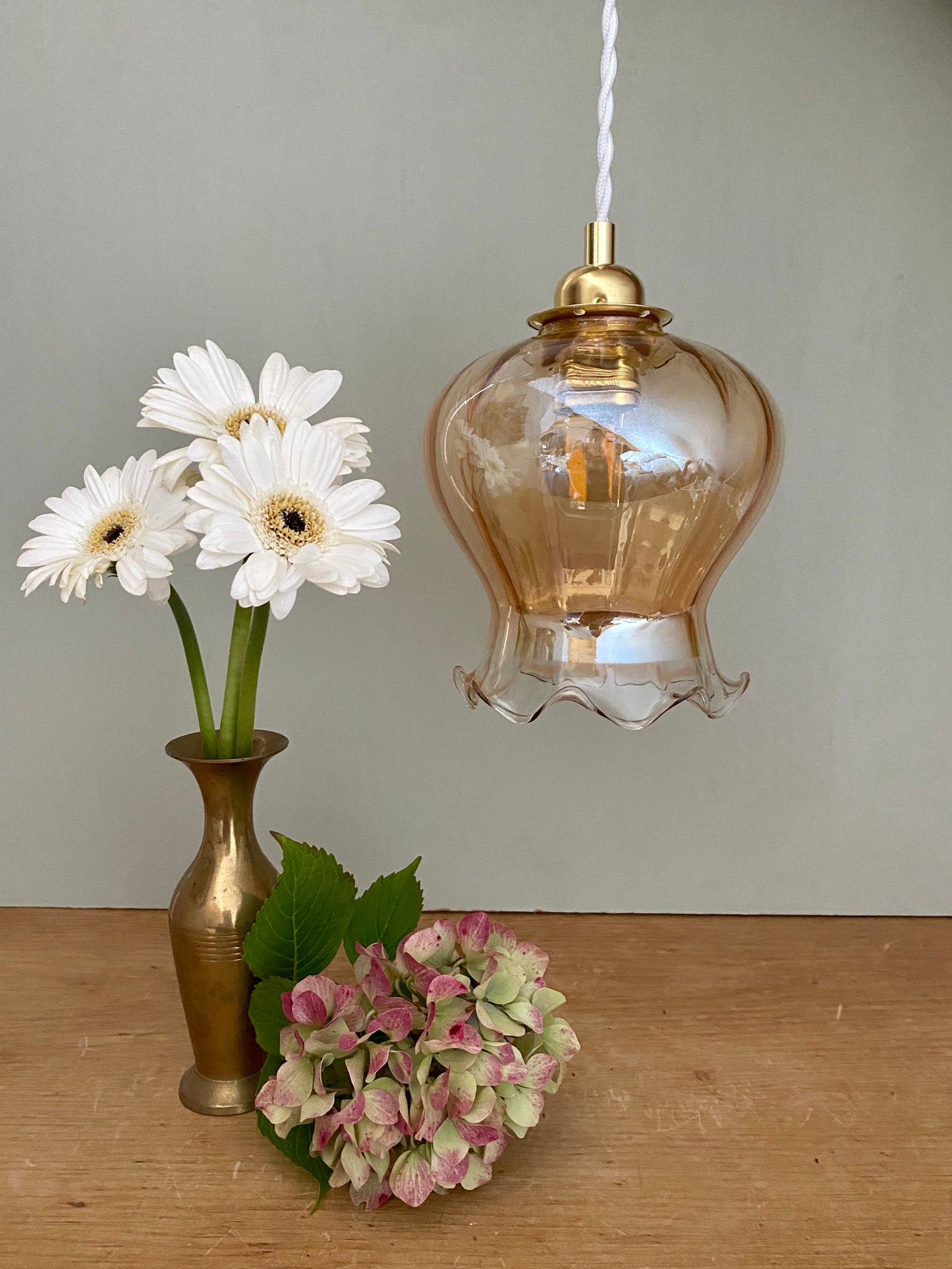 Suspension globe vintage en verre ambré nacré