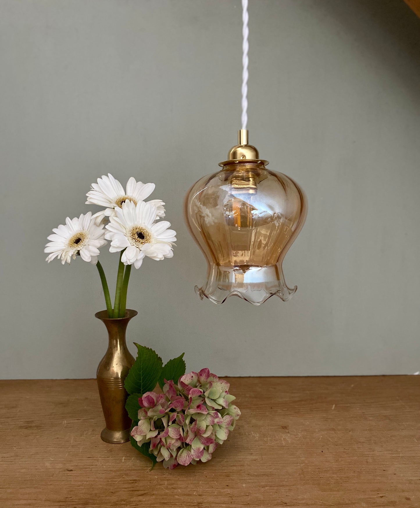 Suspension globe vintage en verre ambré nacré