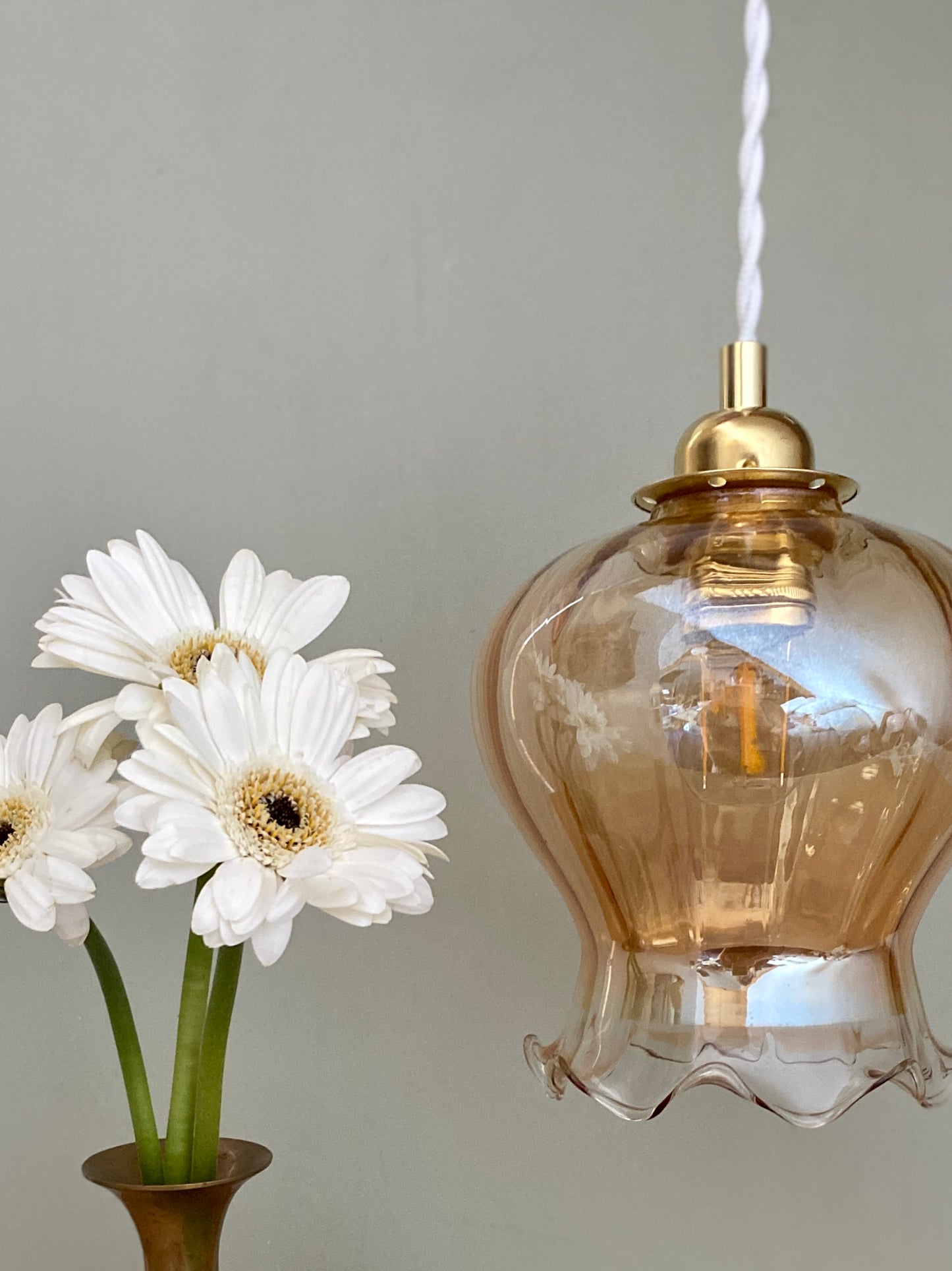 Suspension globe vintage en verre ambré nacré