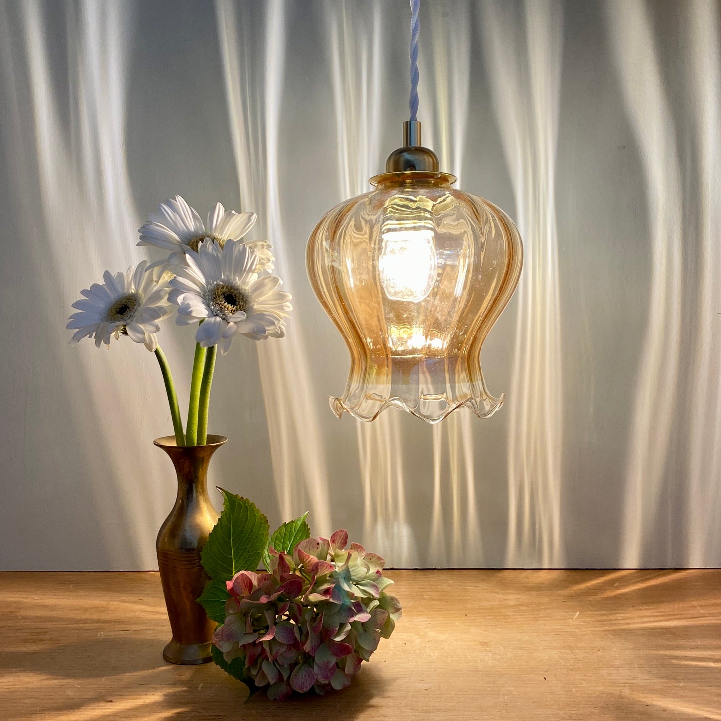 Suspension globe vintage en verre ambré nacré