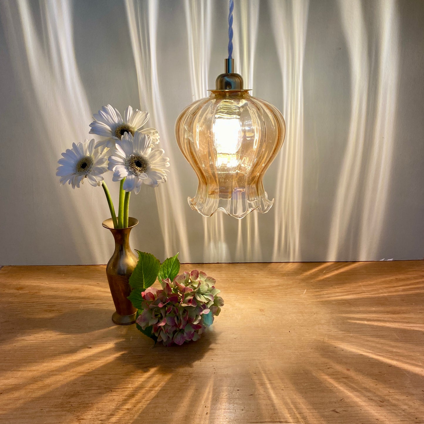 Suspension globe vintage en verre ambré nacré