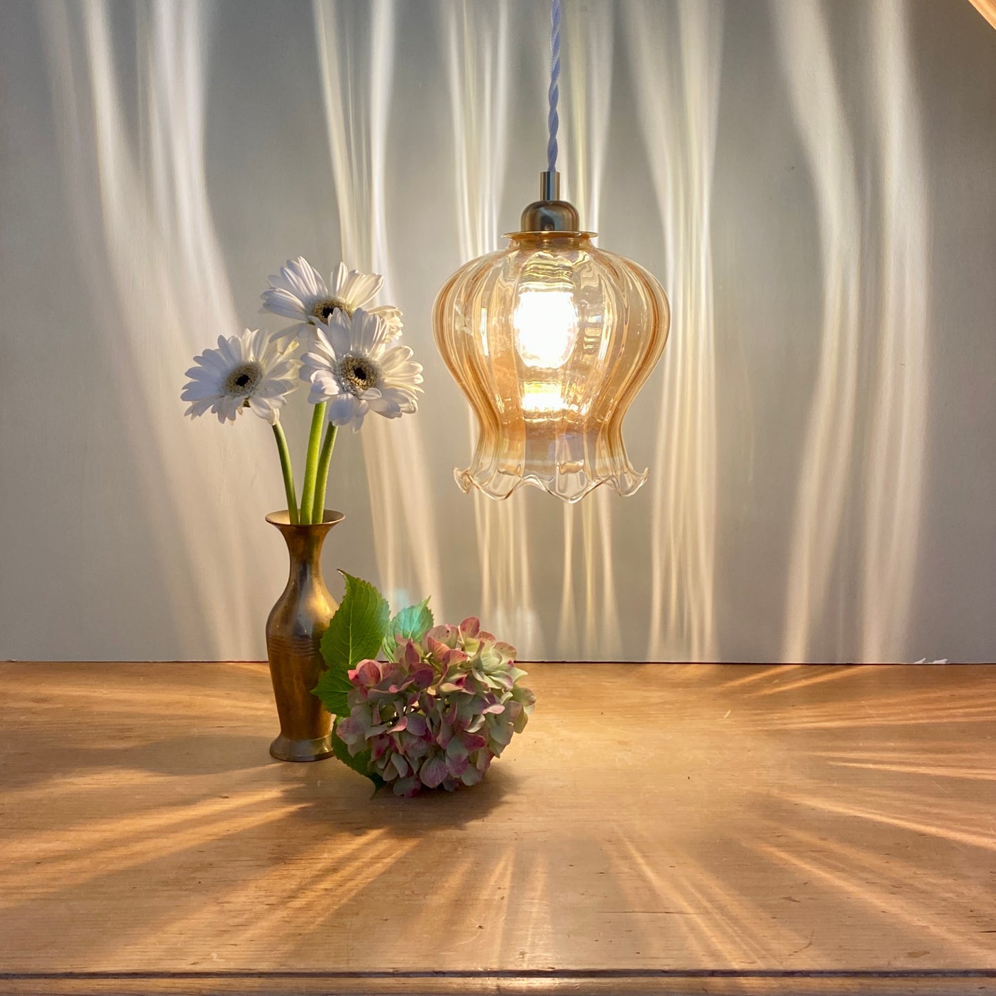 Suspension globe vintage en verre ambré nacré