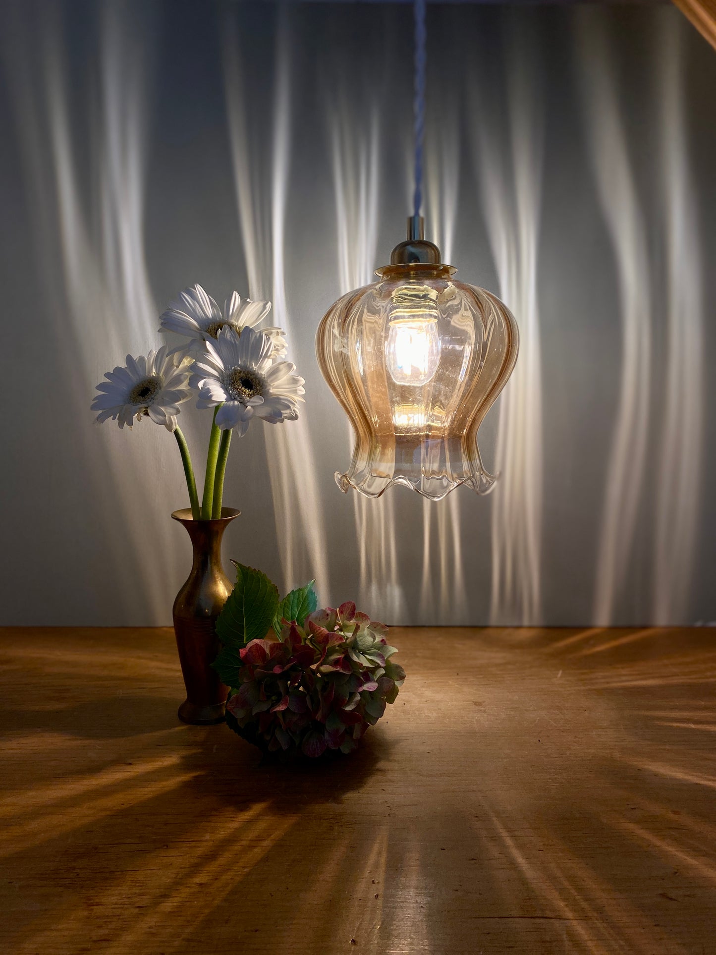 Suspension globe vintage en verre ambré nacré