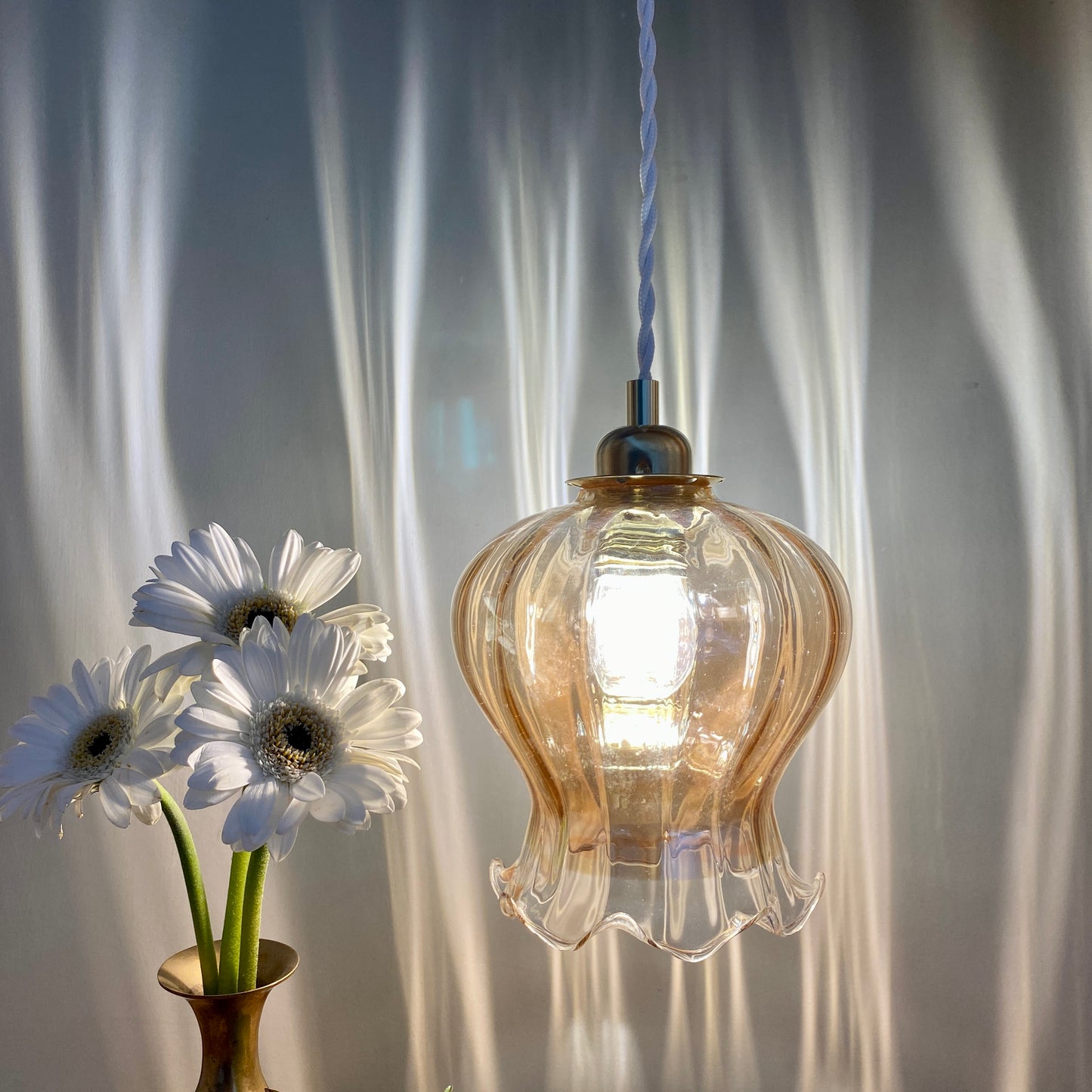 Suspension globe vintage en verre ambré nacré