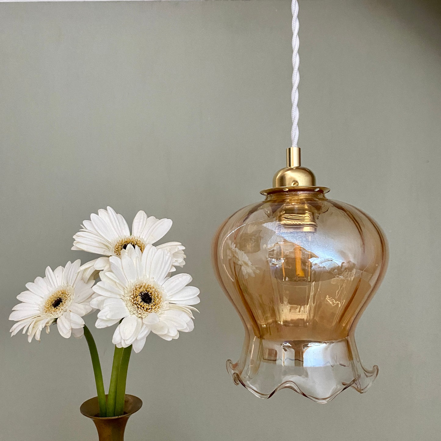 Suspension globe vintage en verre ambré nacré