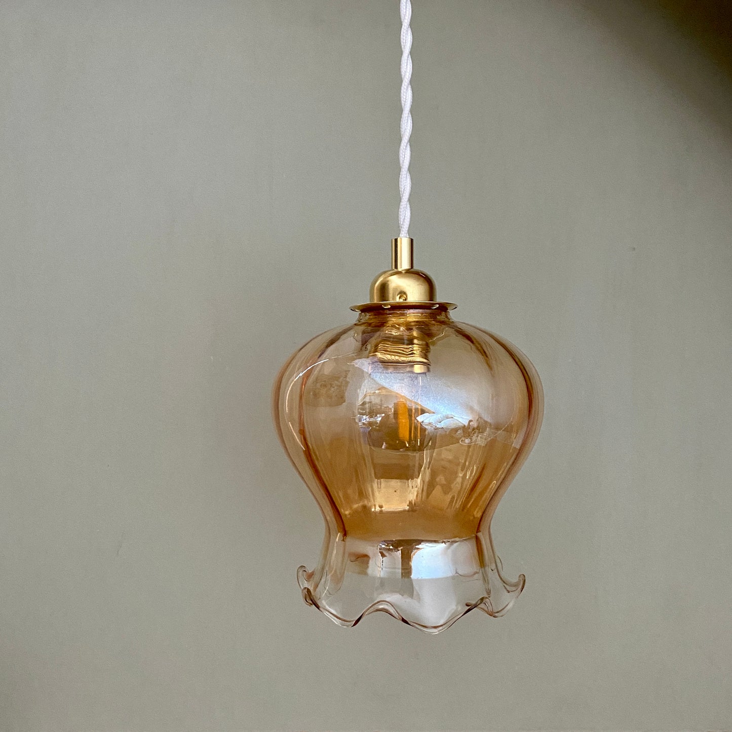 Suspension globe vintage en verre ambré nacré