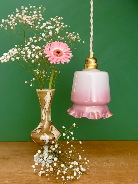 Suspension globe vintage en opaline blanche et rose