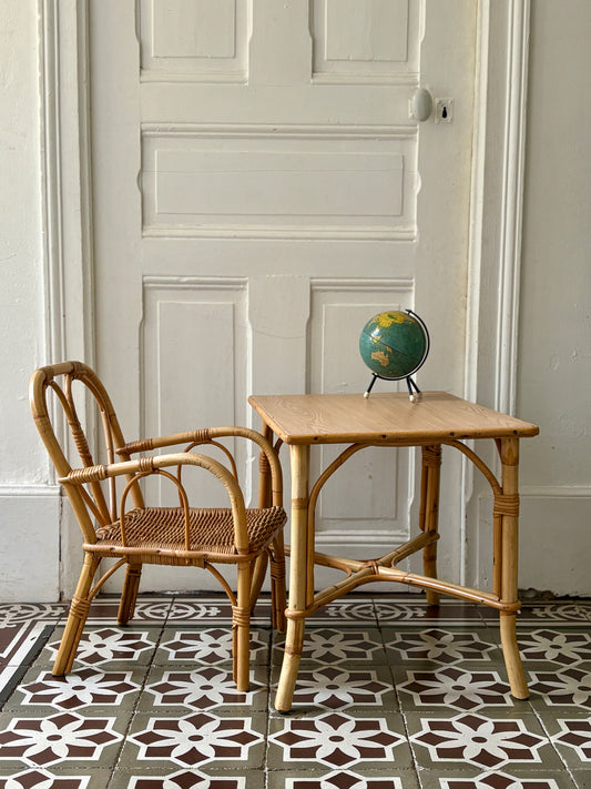Ensemble bureau et fauteuil en rotin vintage pour enfant