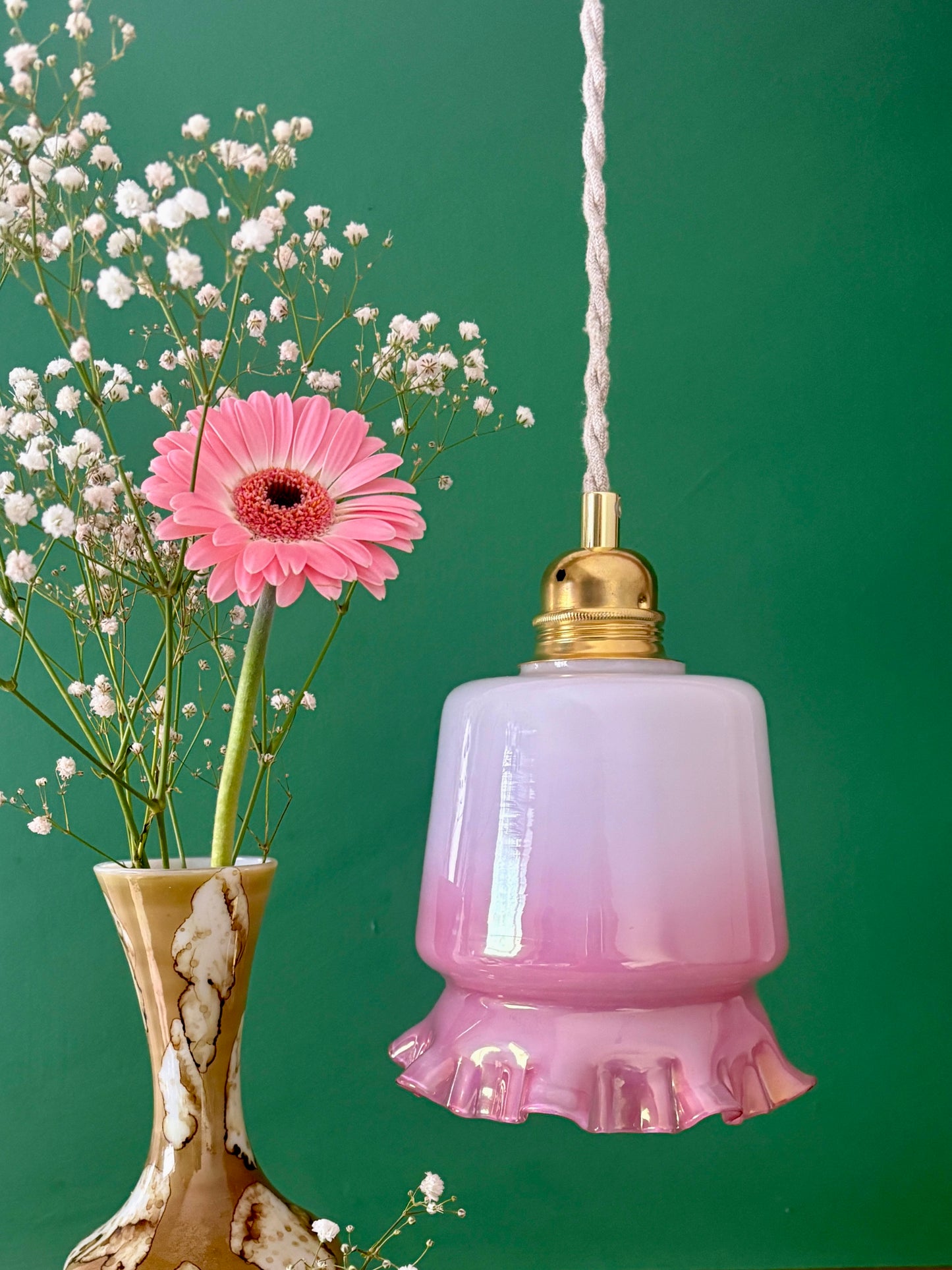 Suspension globe vintage en opaline blanche et rose