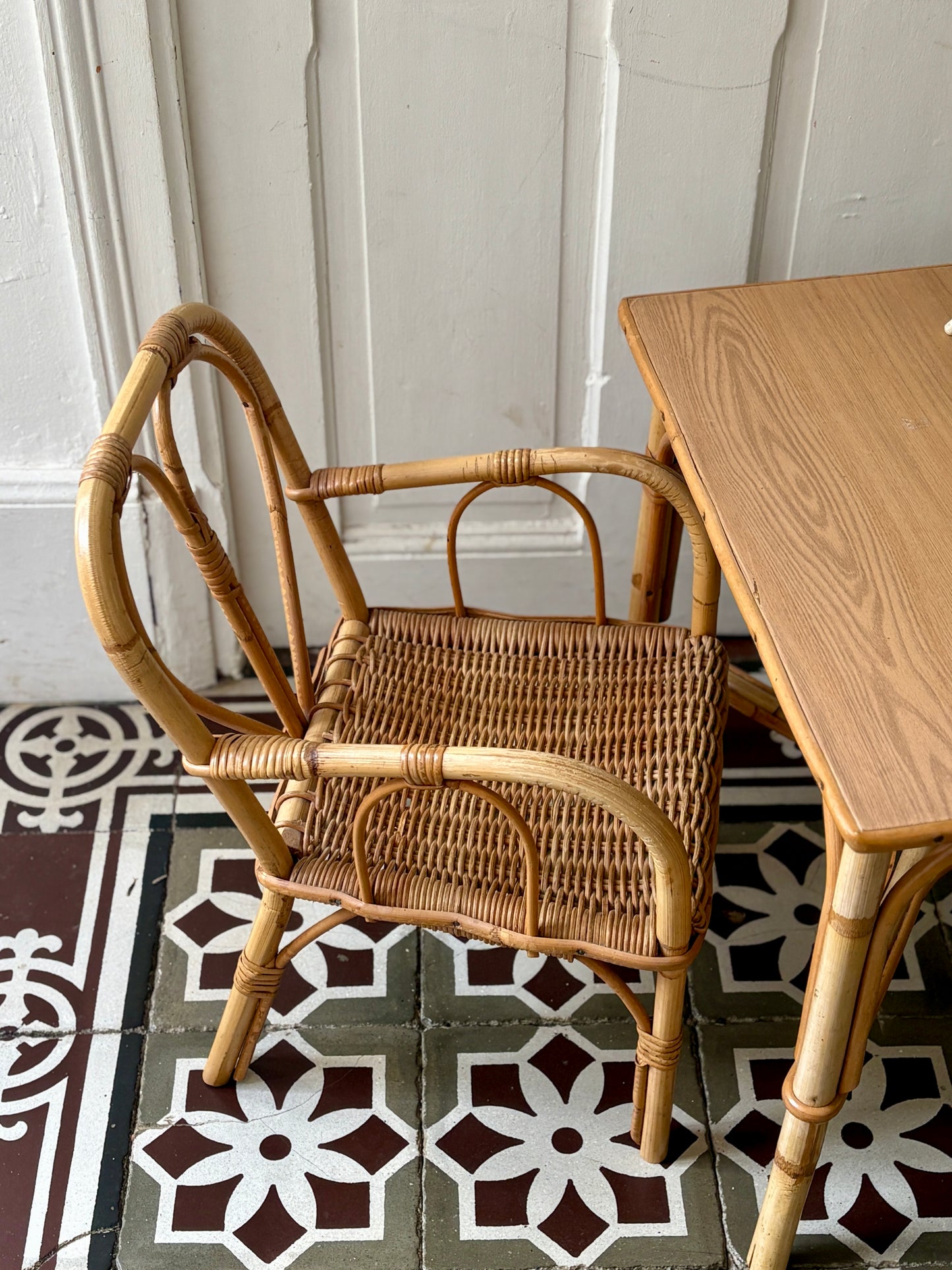Ensemble bureau et fauteuil en rotin vintage pour enfant