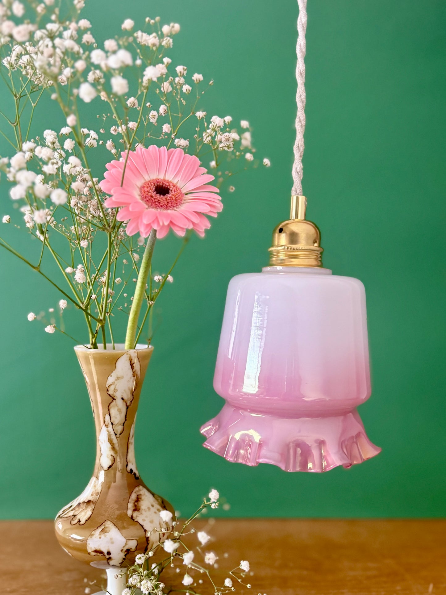 Suspension globe vintage en opaline blanche et rose