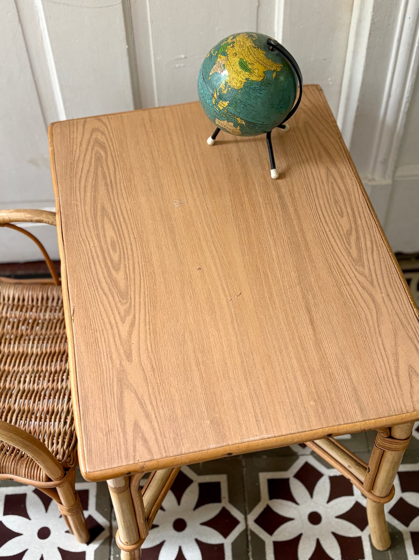 Ensemble bureau et fauteuil en rotin vintage pour enfant