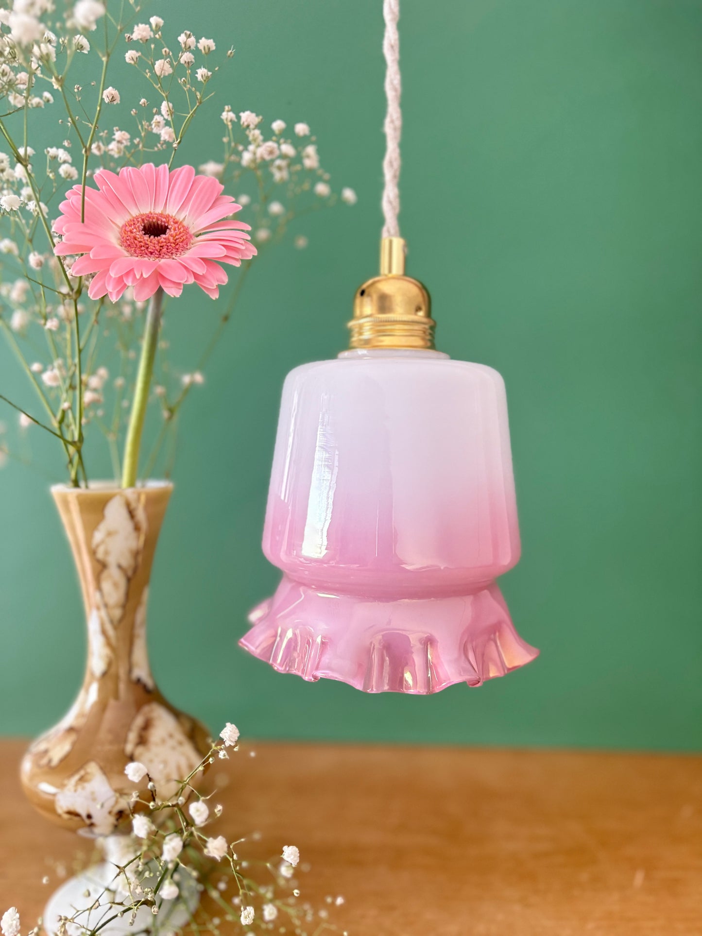 Suspension globe vintage en opaline blanche et rose