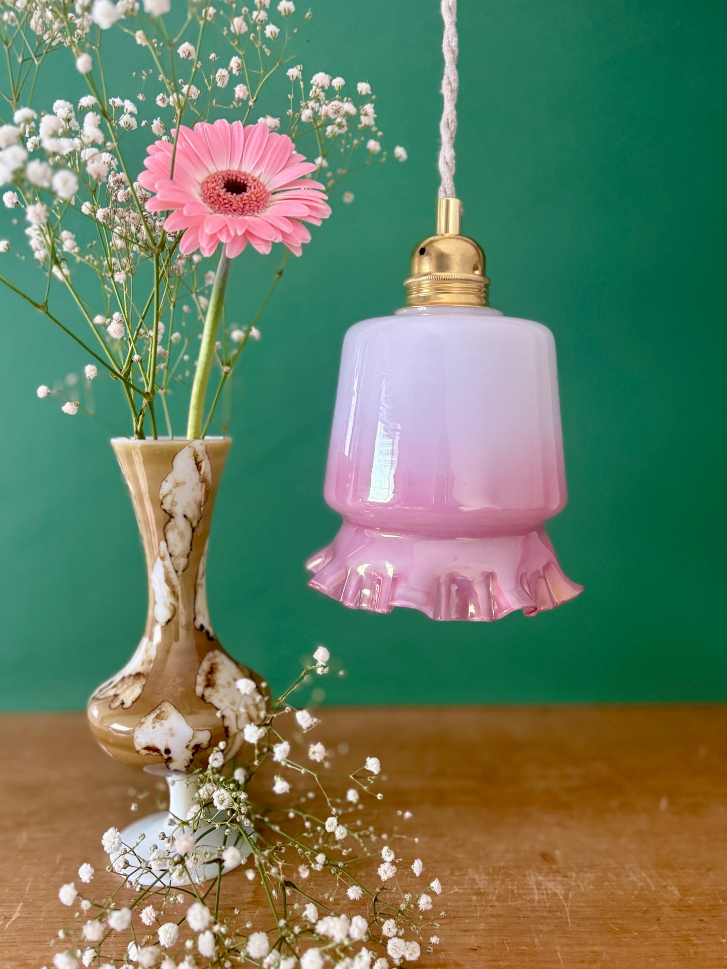 Suspension globe vintage en opaline blanche et rose