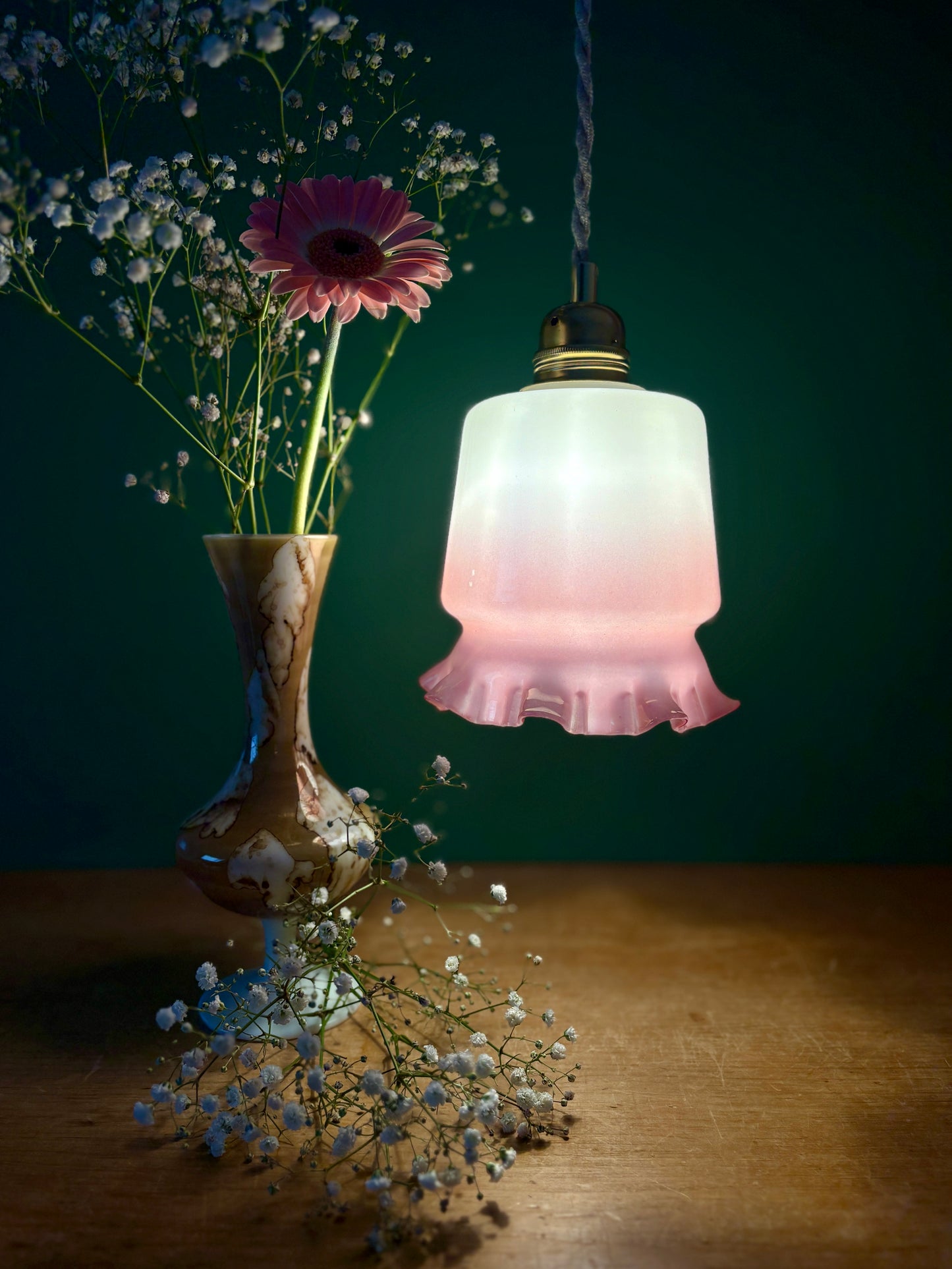 Suspension globe vintage en opaline blanche et rose