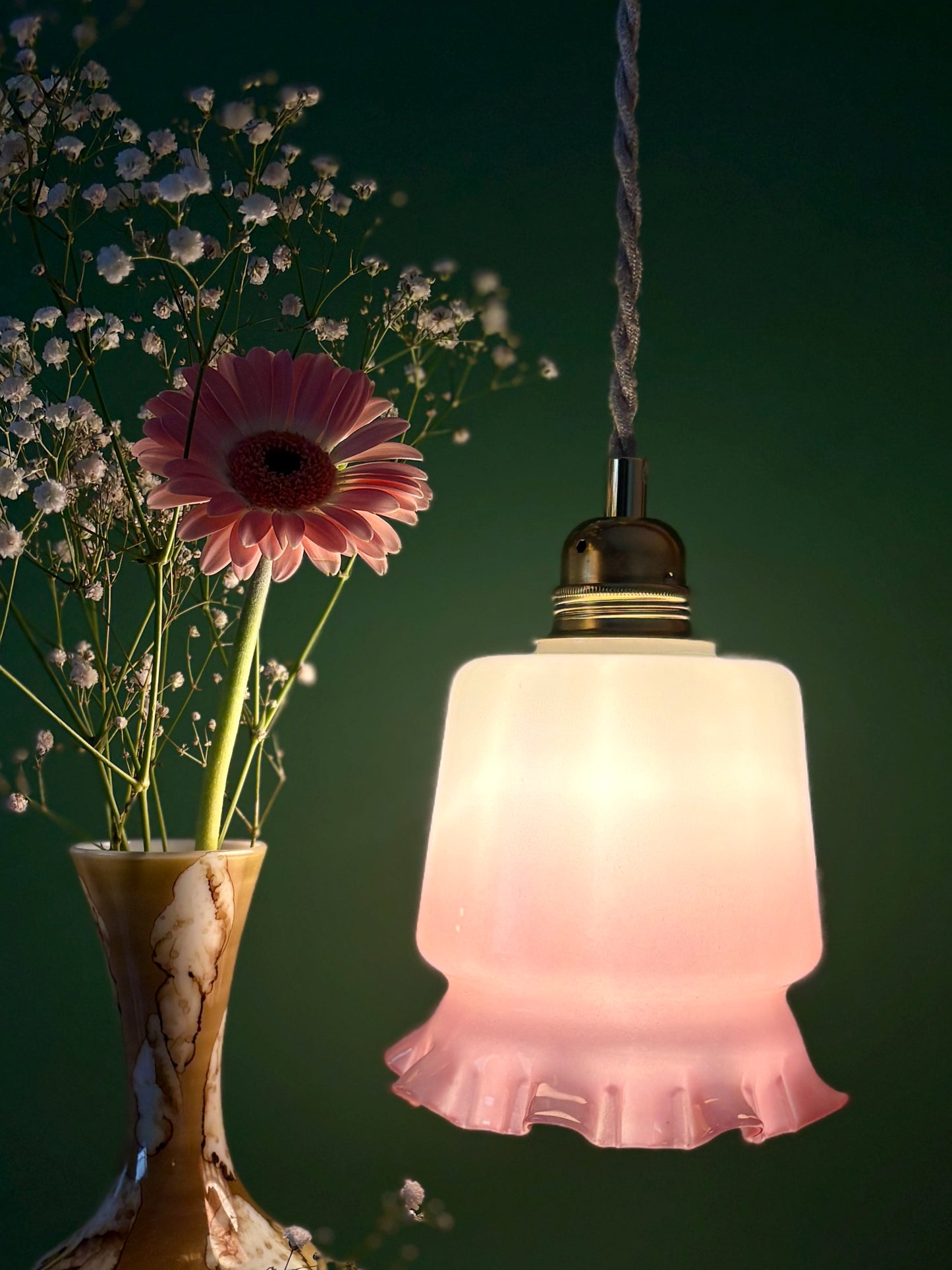 Suspension globe vintage en opaline blanche et rose