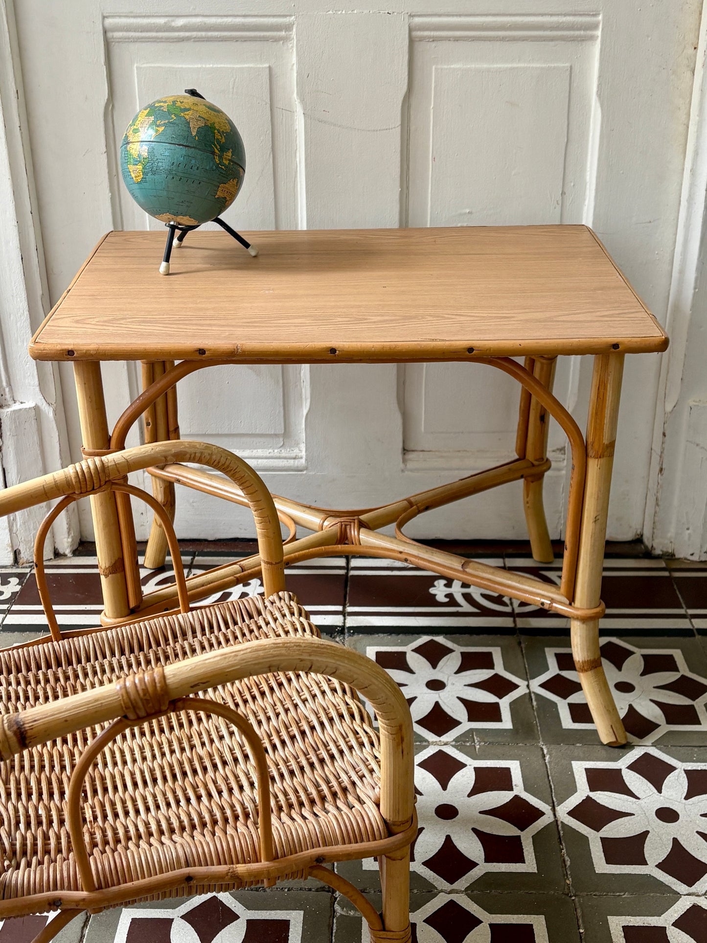 Ensemble bureau et fauteuil en rotin vintage pour enfant