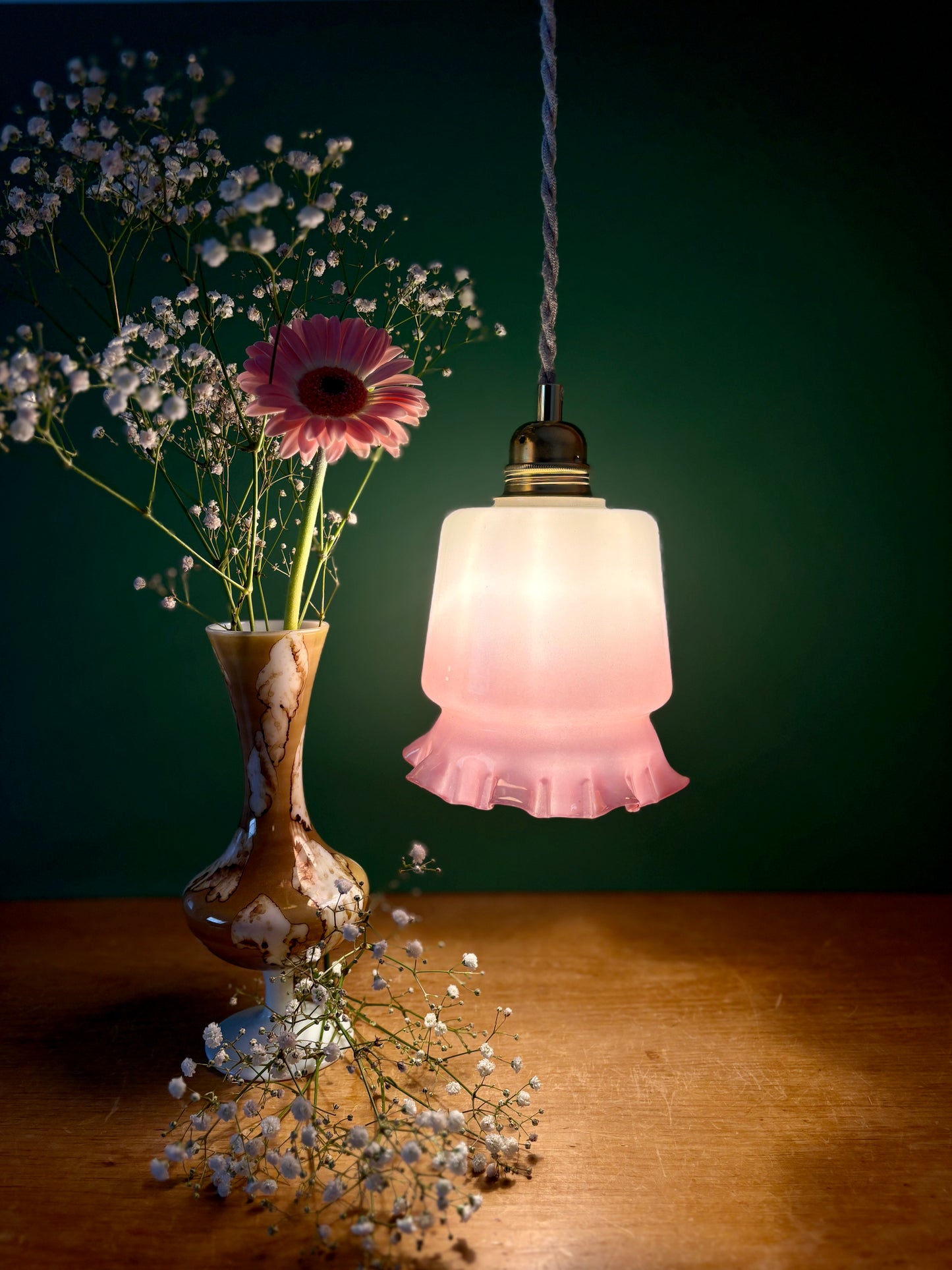Suspension globe vintage en opaline blanche et rose