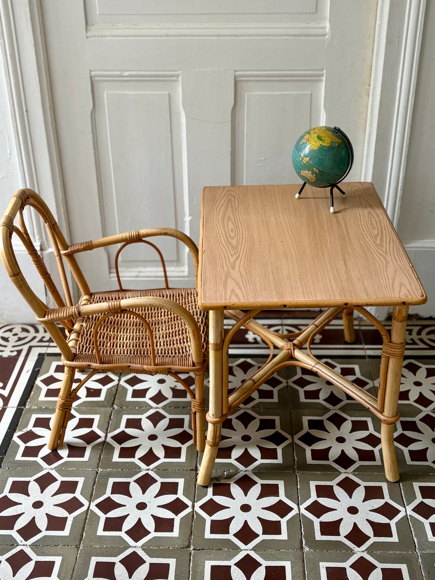 Ensemble bureau et fauteuil en rotin vintage pour enfant