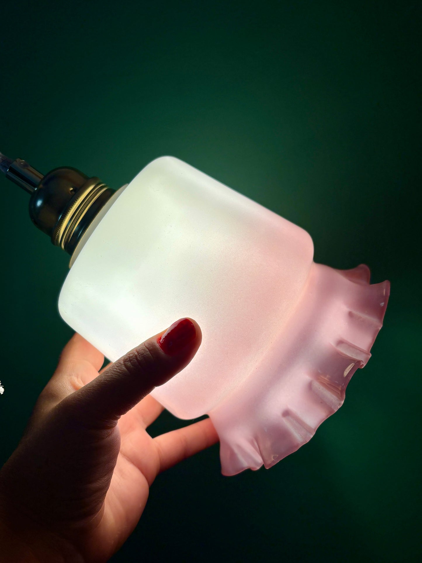 Suspension globe vintage en opaline blanche et rose