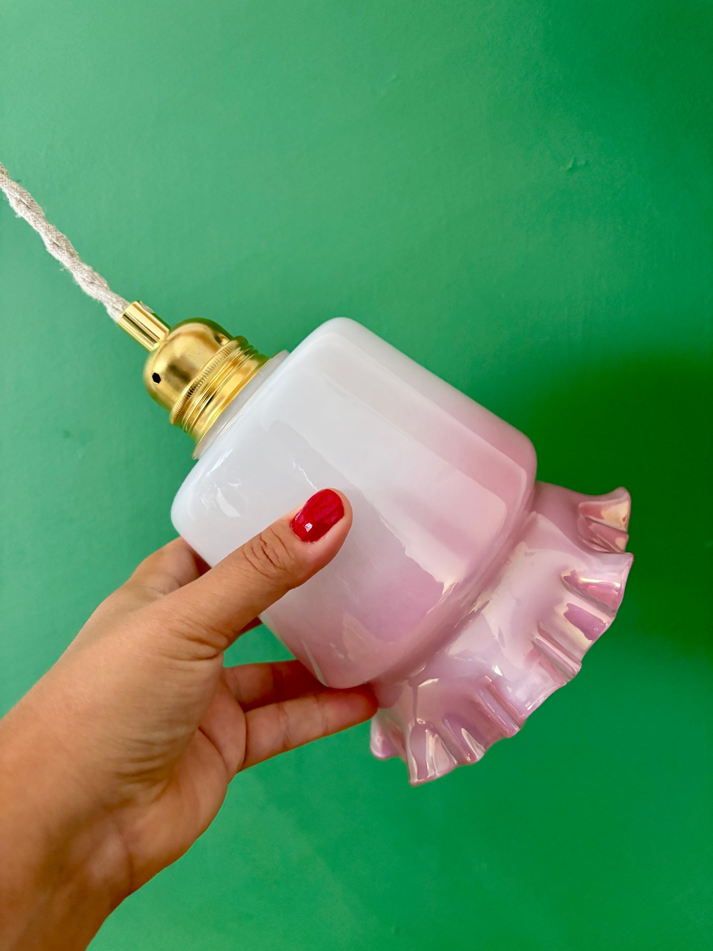 Suspension globe vintage en opaline blanche et rose