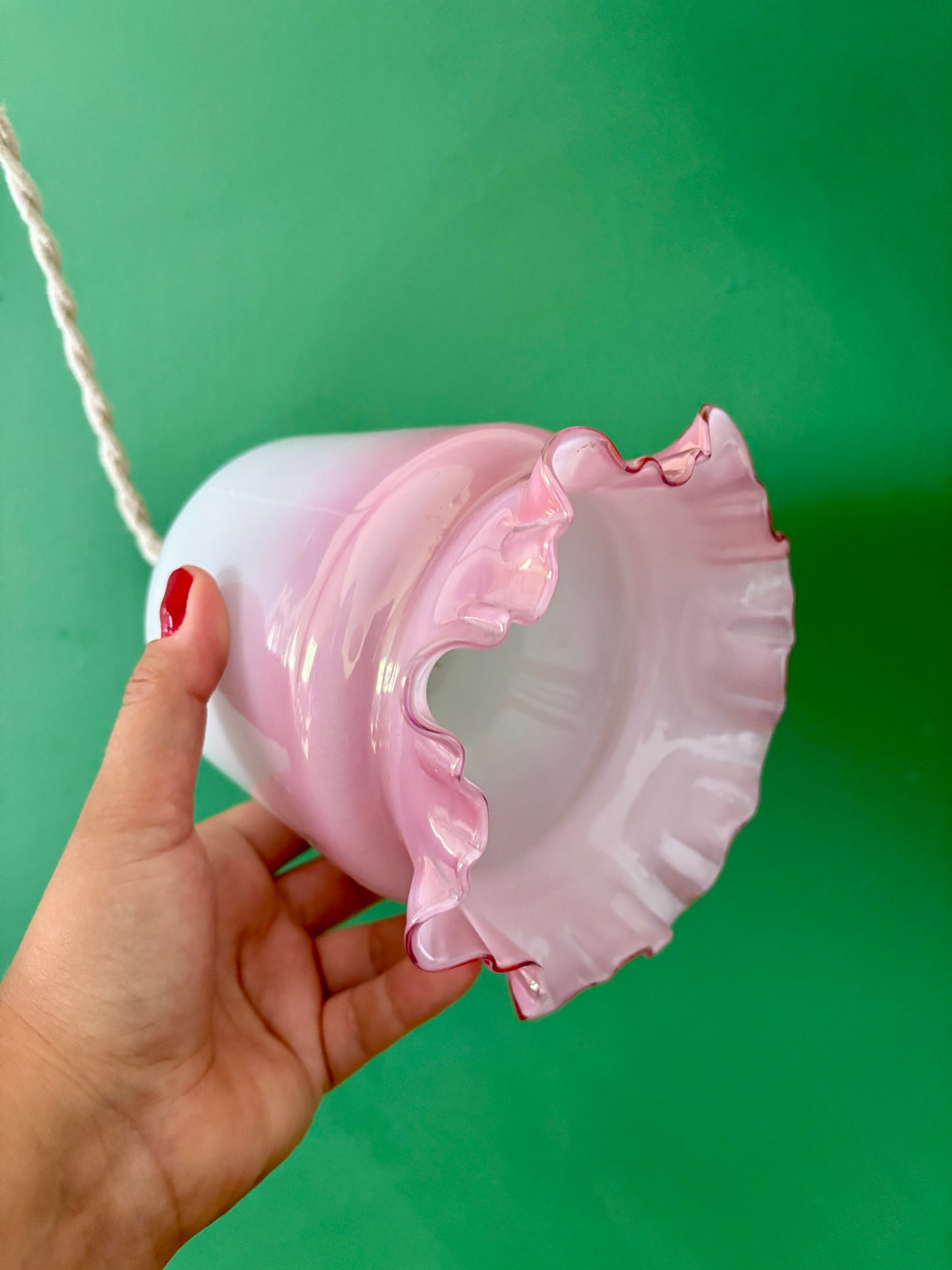 Suspension globe vintage en opaline blanche et rose