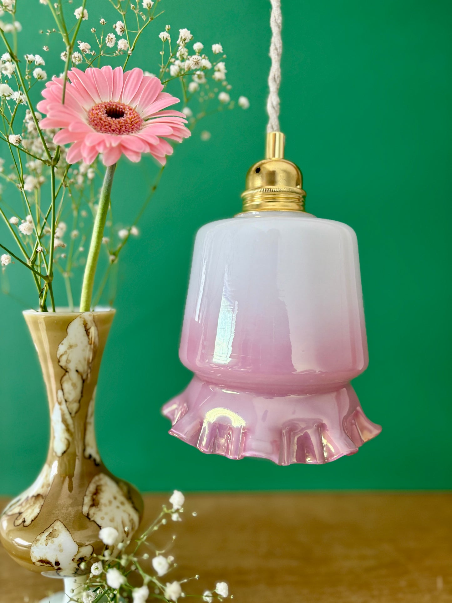 Suspension globe vintage en opaline blanche et rose
