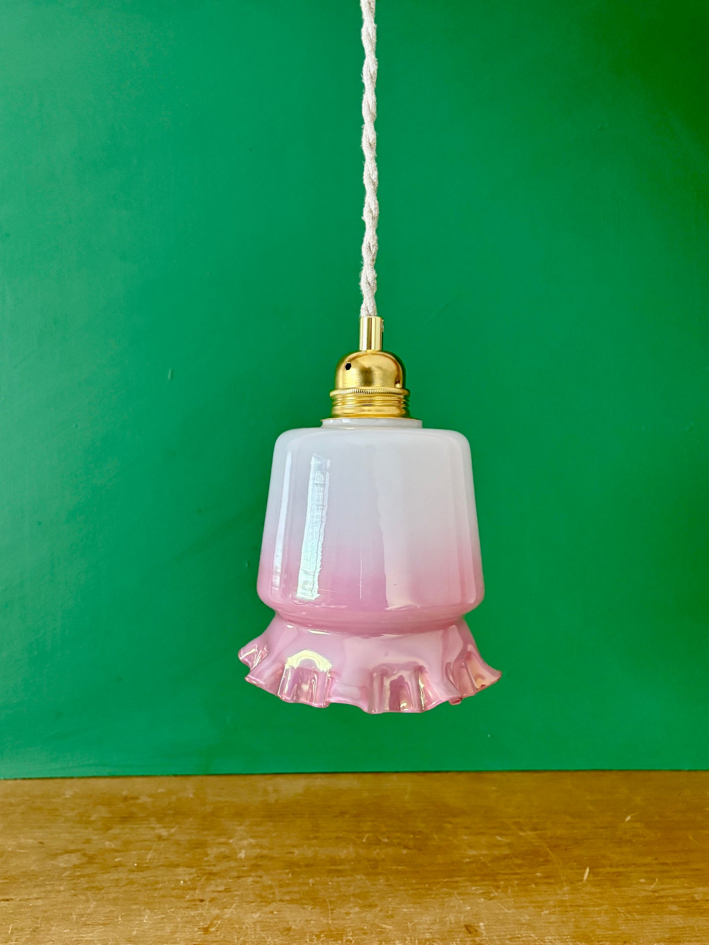 Suspension globe vintage en opaline blanche et rose
