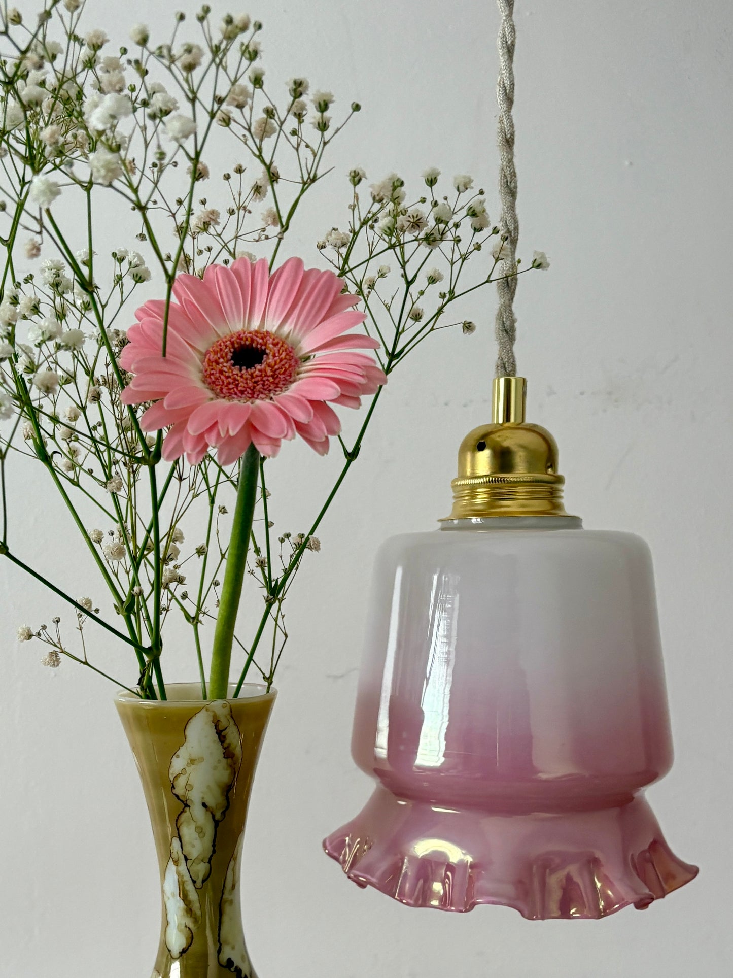 Suspension globe vintage en opaline blanche et rose