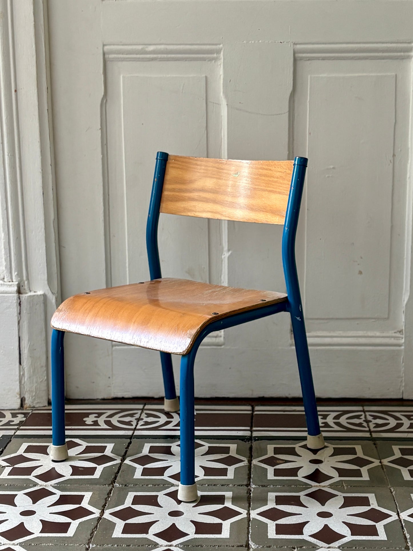 Ancienne chaise d'école pour enfant