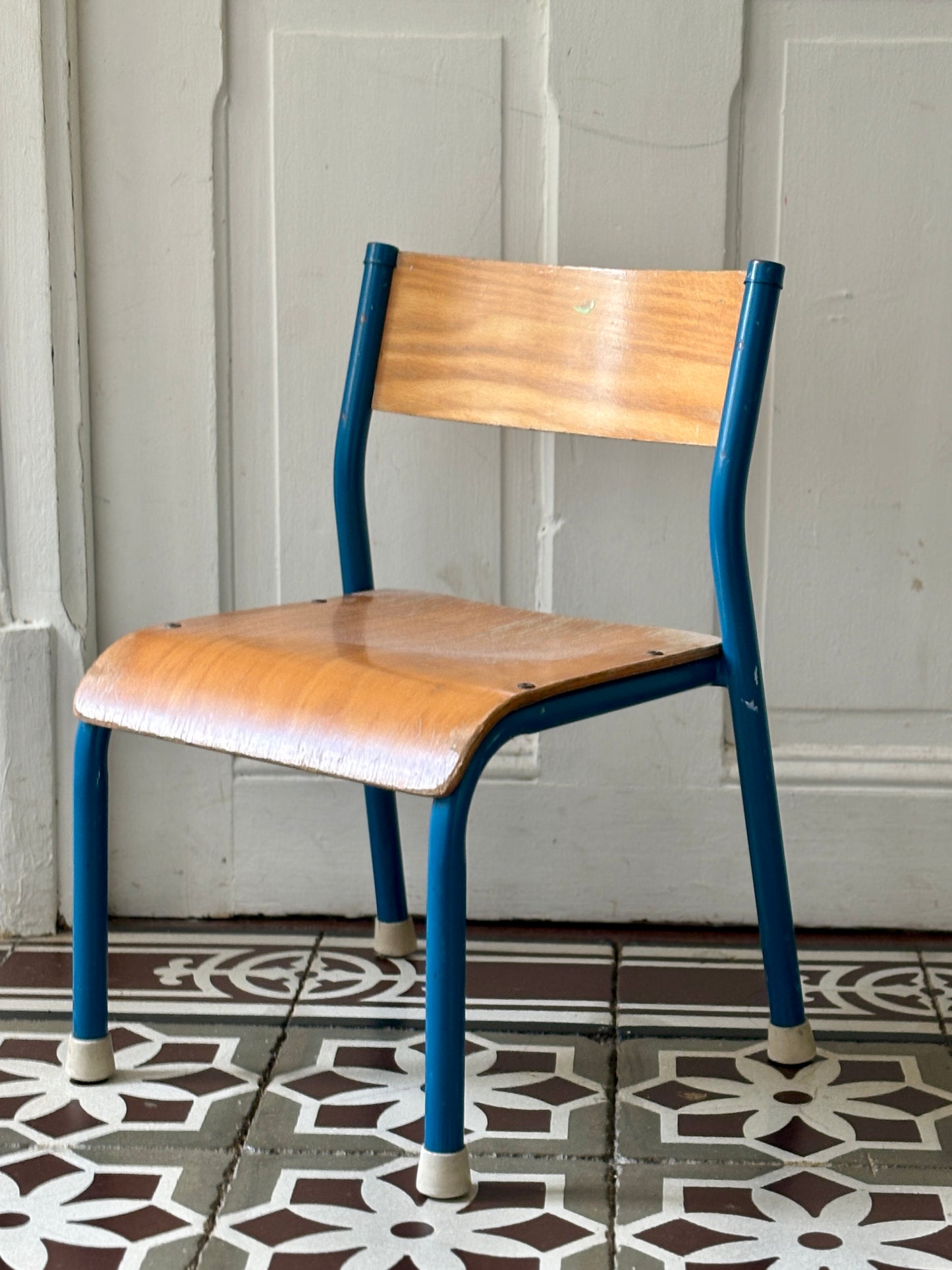 Ancienne chaise d'école pour enfant