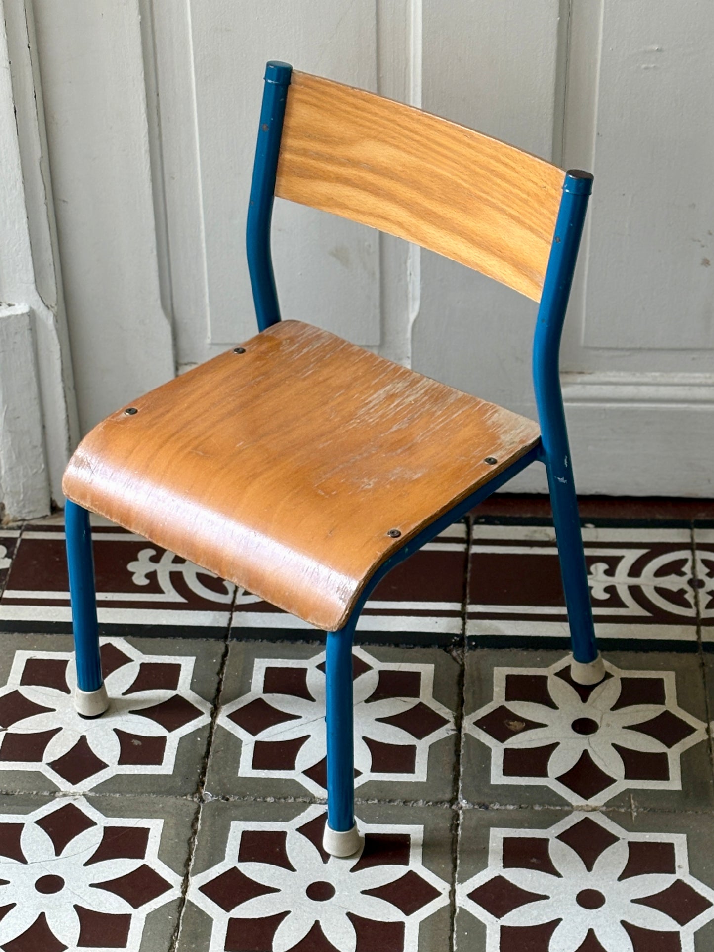 Ancienne chaise d'école pour enfant
