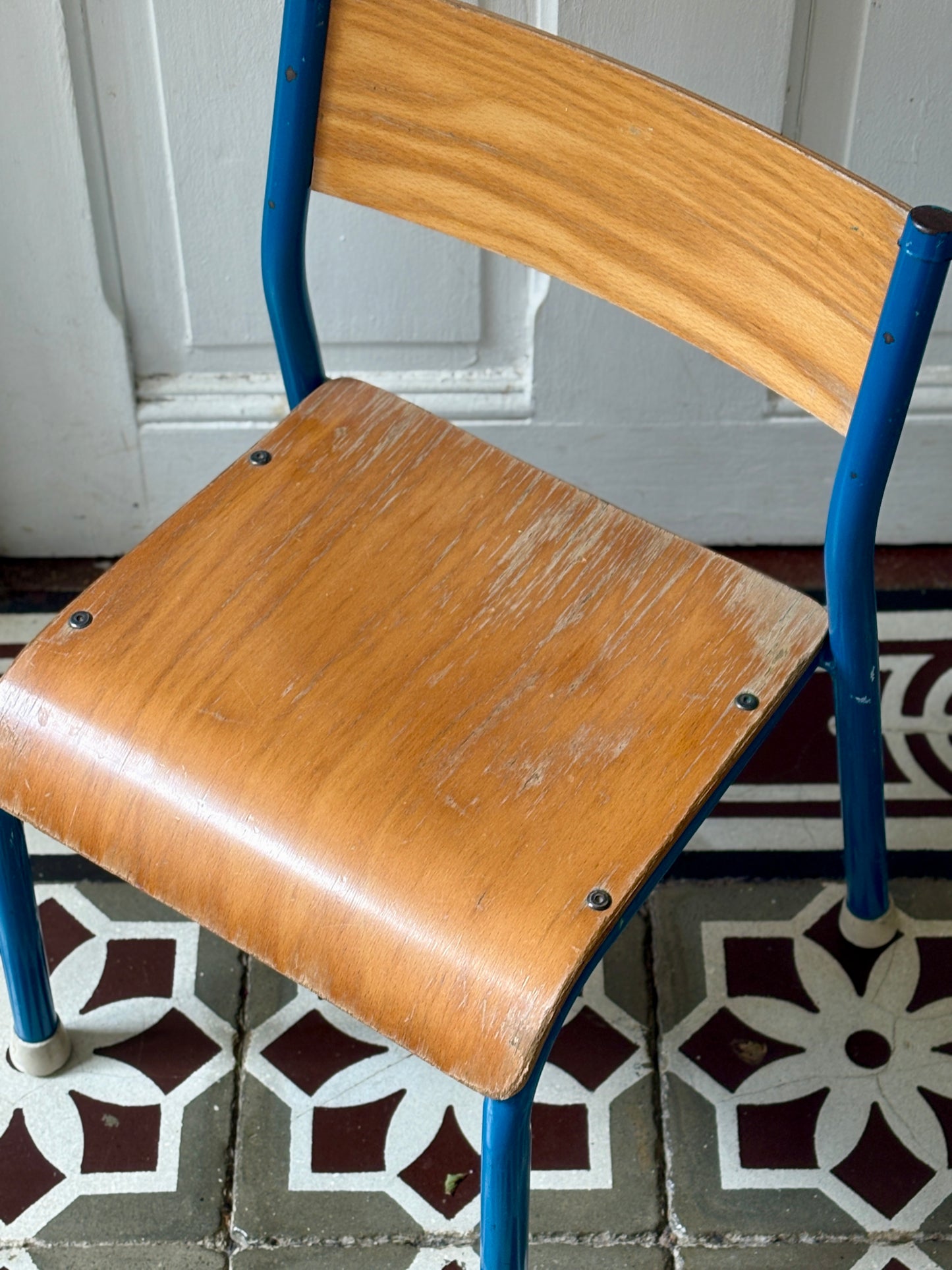Ancienne chaise d'école pour enfant
