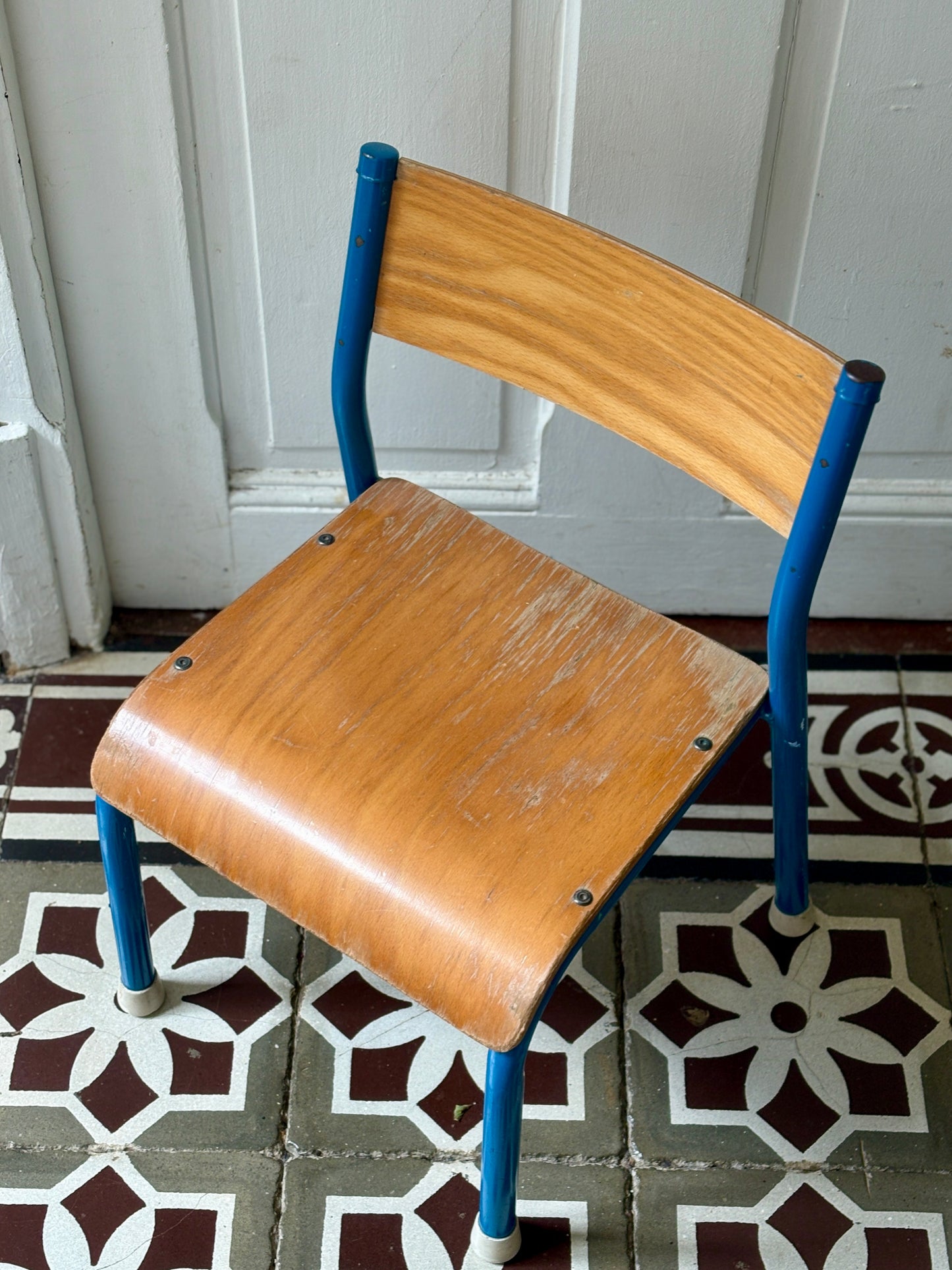 Ancienne chaise d'école pour enfant