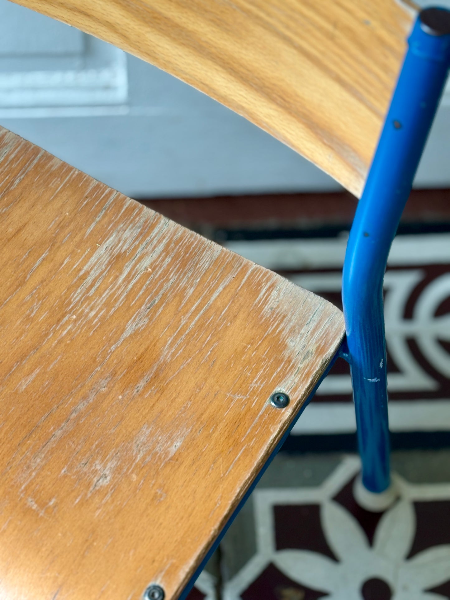 Ancienne chaise d'école pour enfant