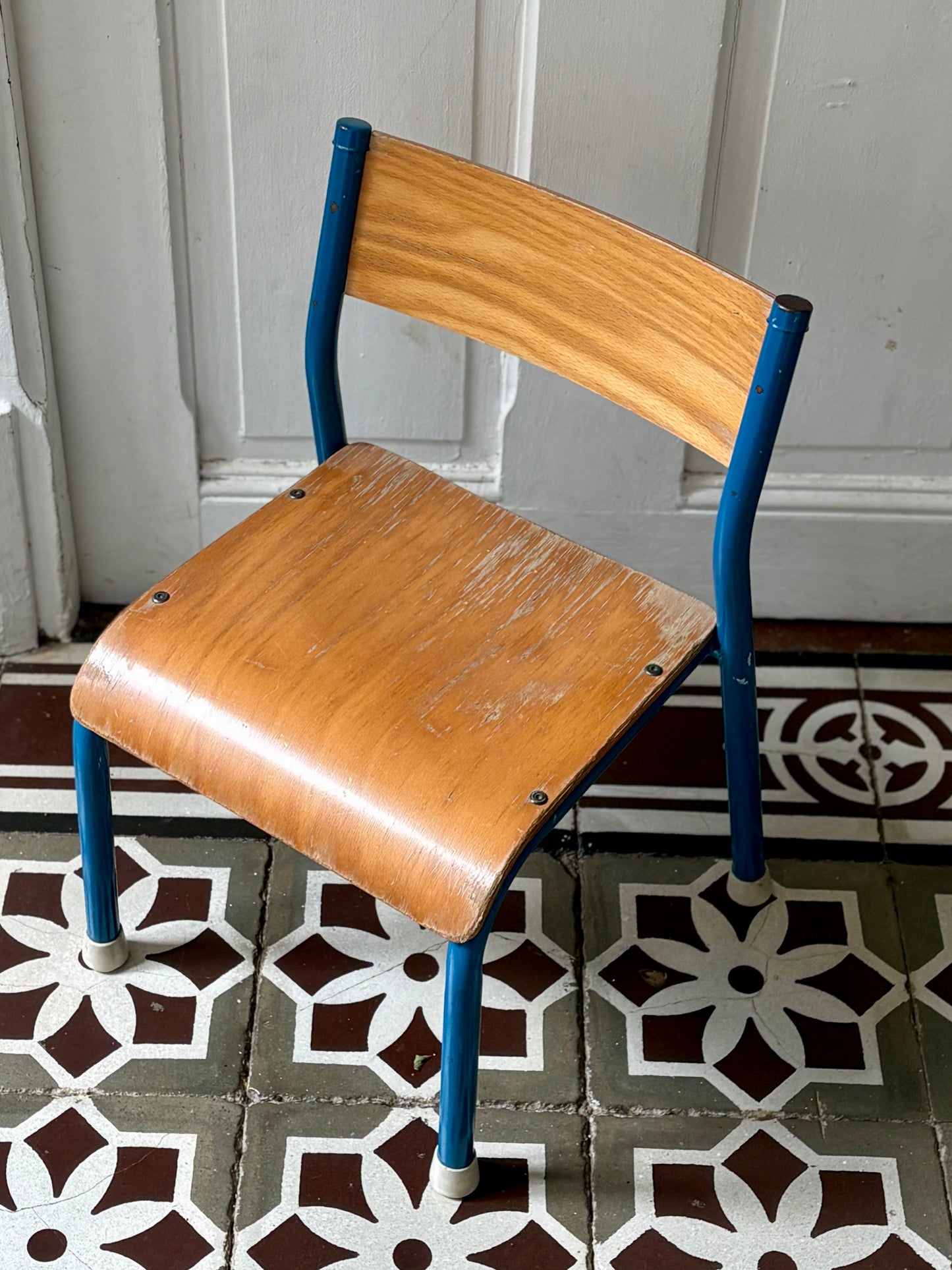 Ancienne chaise d'école pour enfant