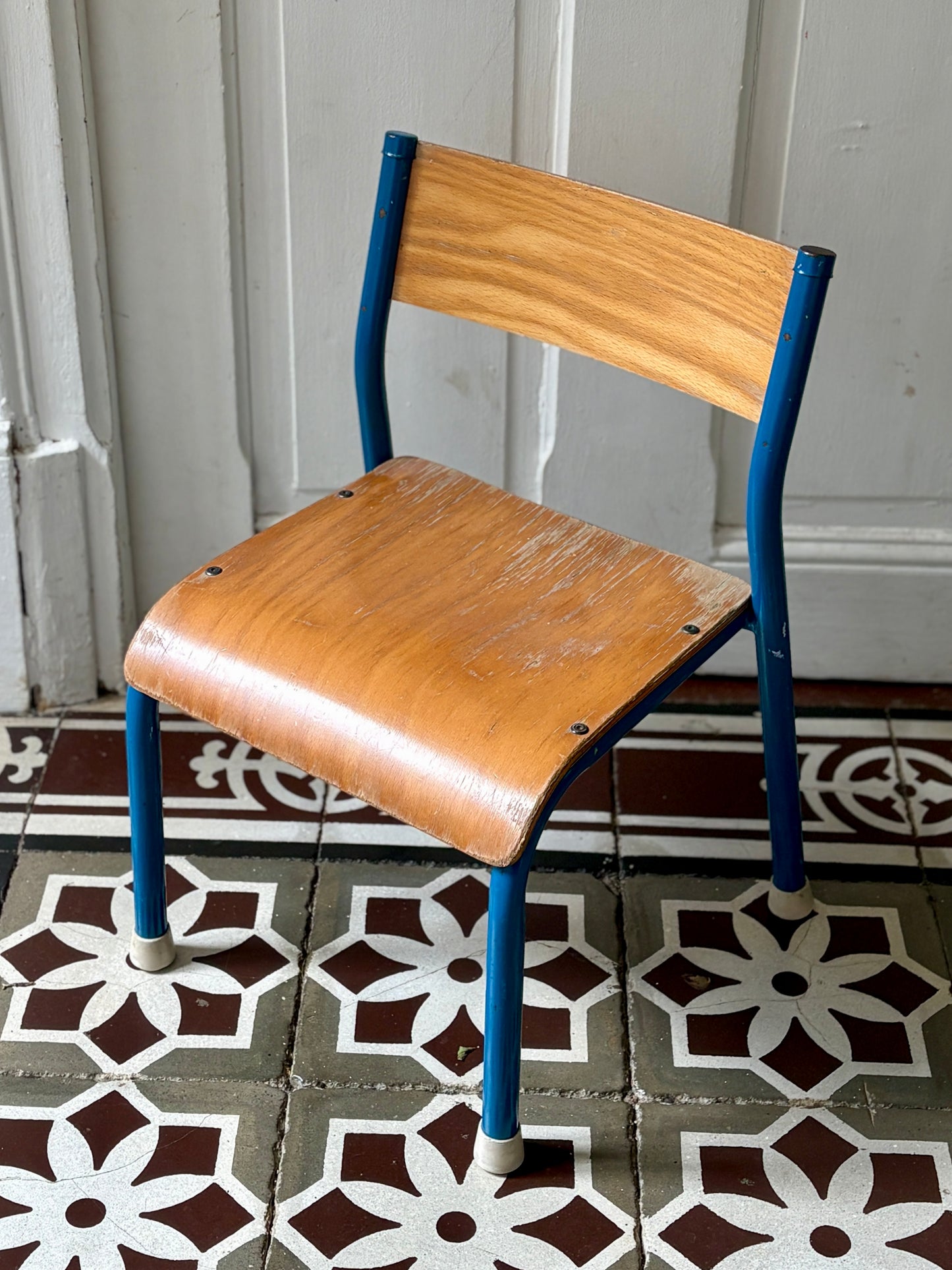Ancienne chaise d'école pour enfant
