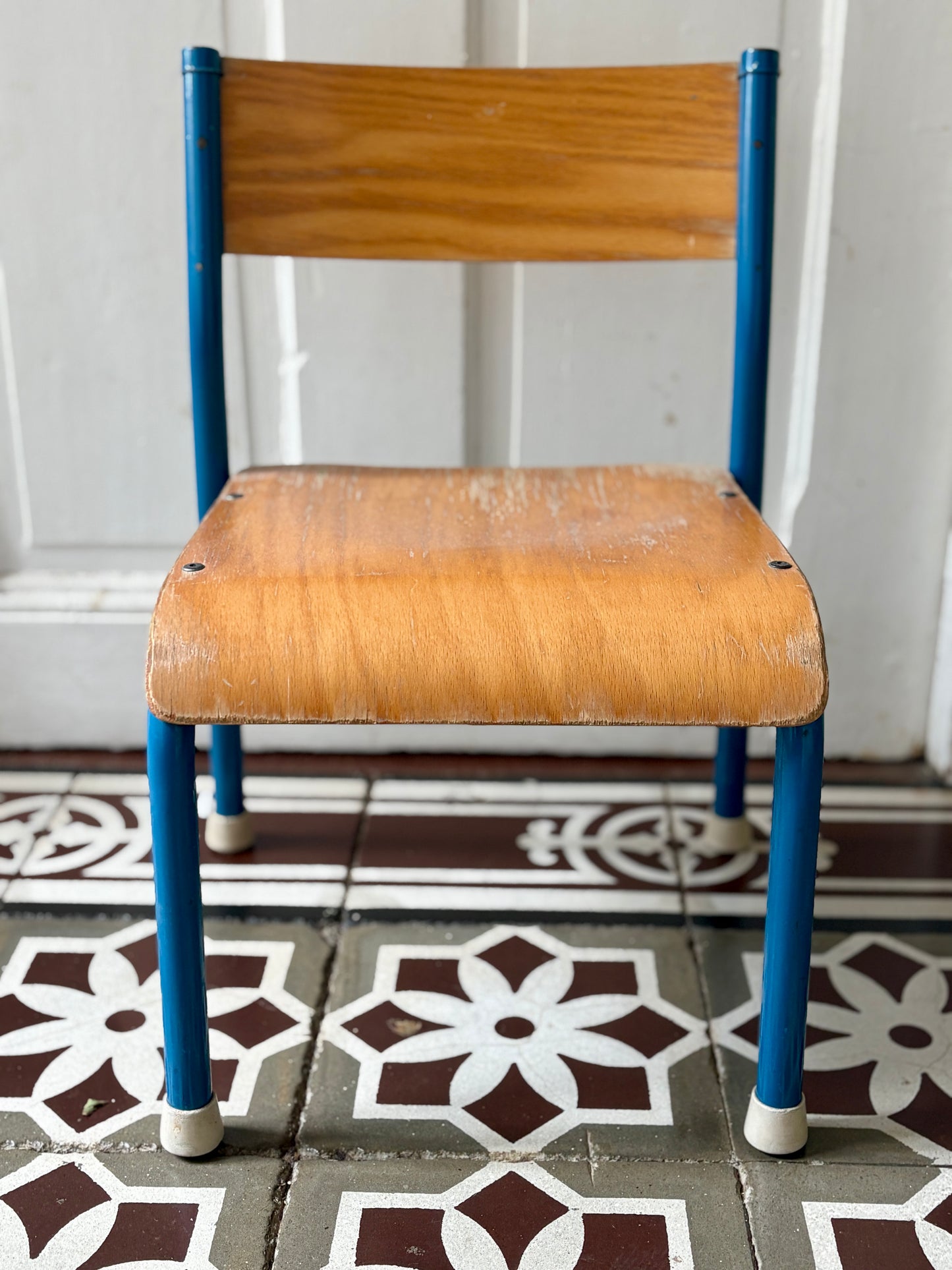 Ancienne chaise d'école pour enfant
