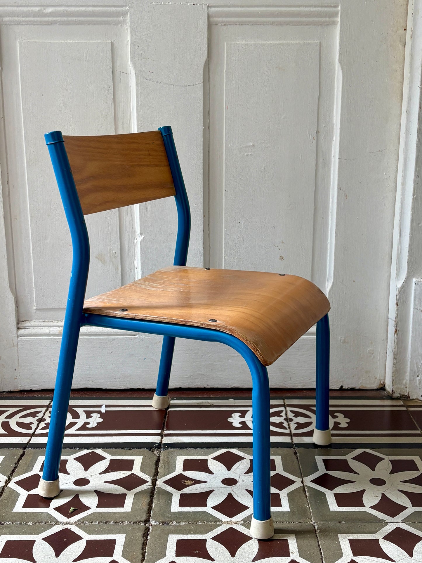 Ancienne chaise d'école pour enfant