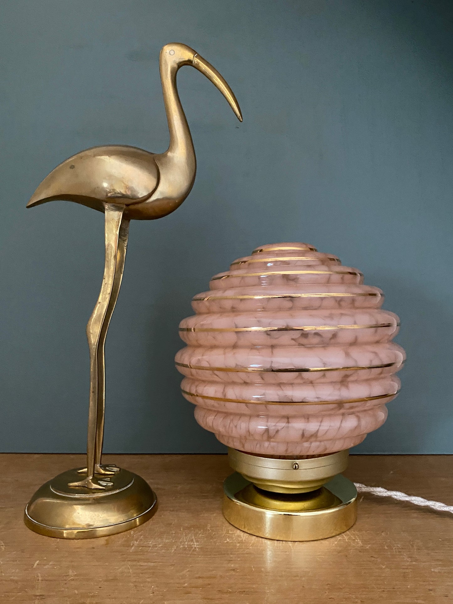 Lampe à poser globe vintage art déco en verre de Clichy rose et or
