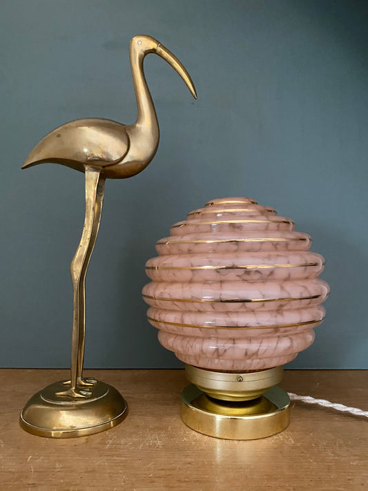 Lampe à poser globe vintage art déco en verre de Clichy rose et or