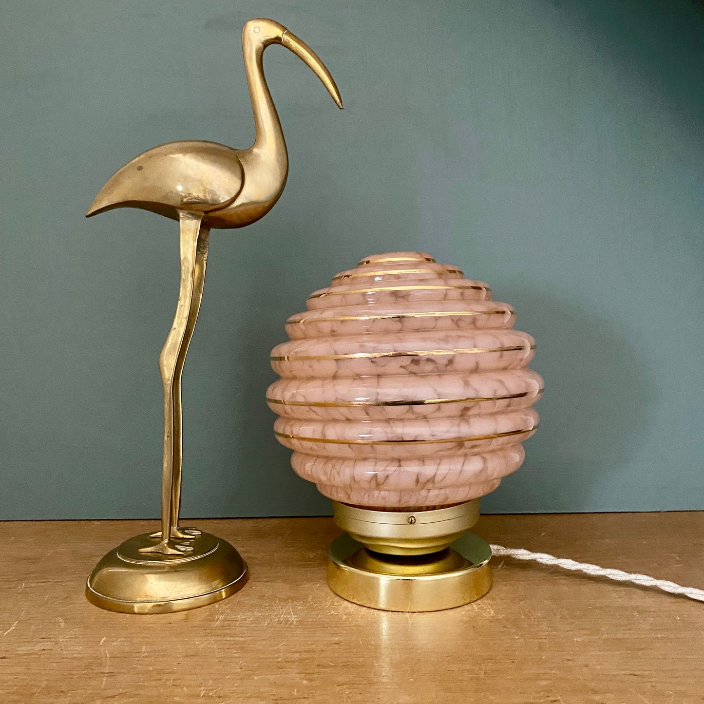 Lampe à poser globe vintage art déco en verre de Clichy rose et or