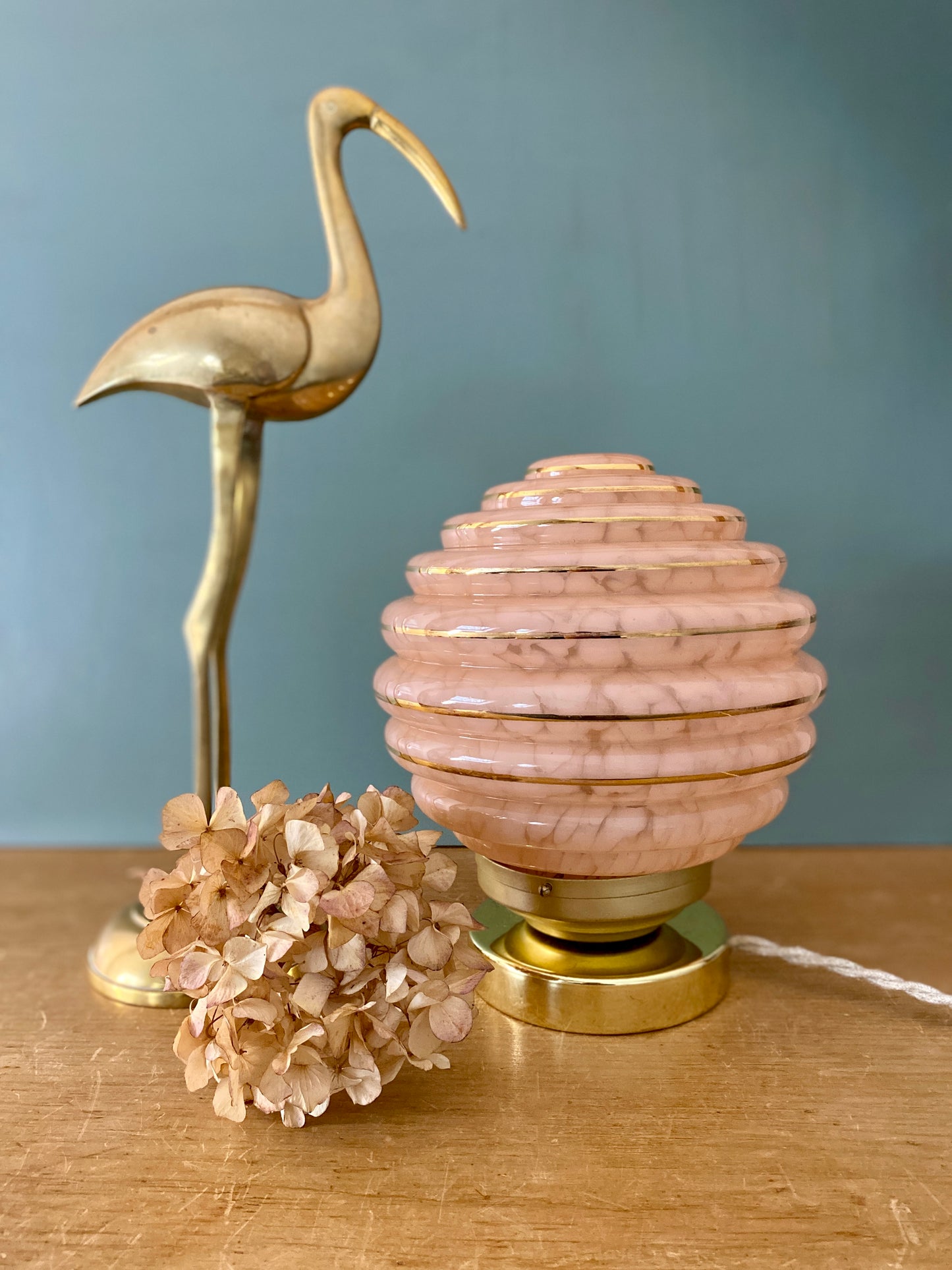 Lampe à poser globe vintage art déco en verre de Clichy rose et or