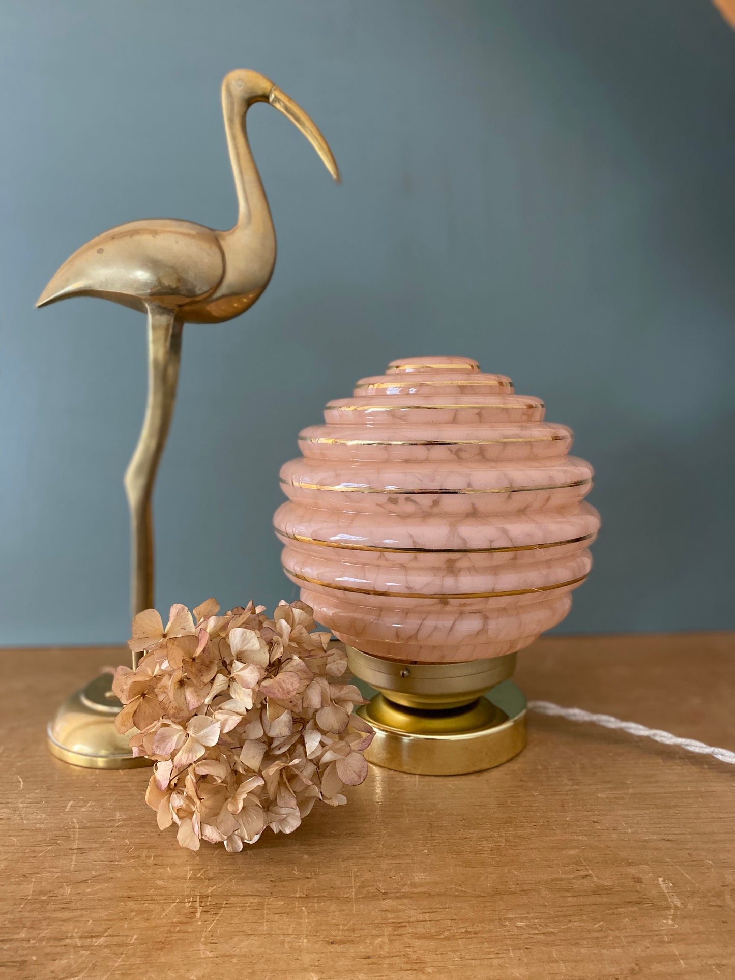 Lampe à poser globe vintage art déco en verre de Clichy rose et or