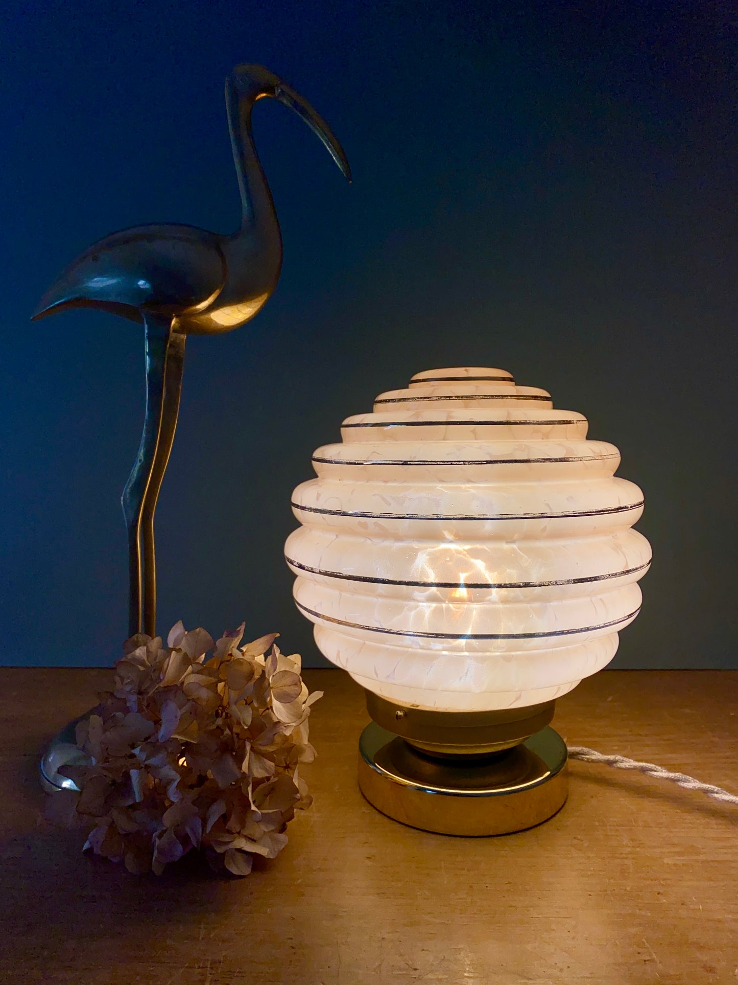 Lampe à poser globe vintage art déco en verre de Clichy rose et or