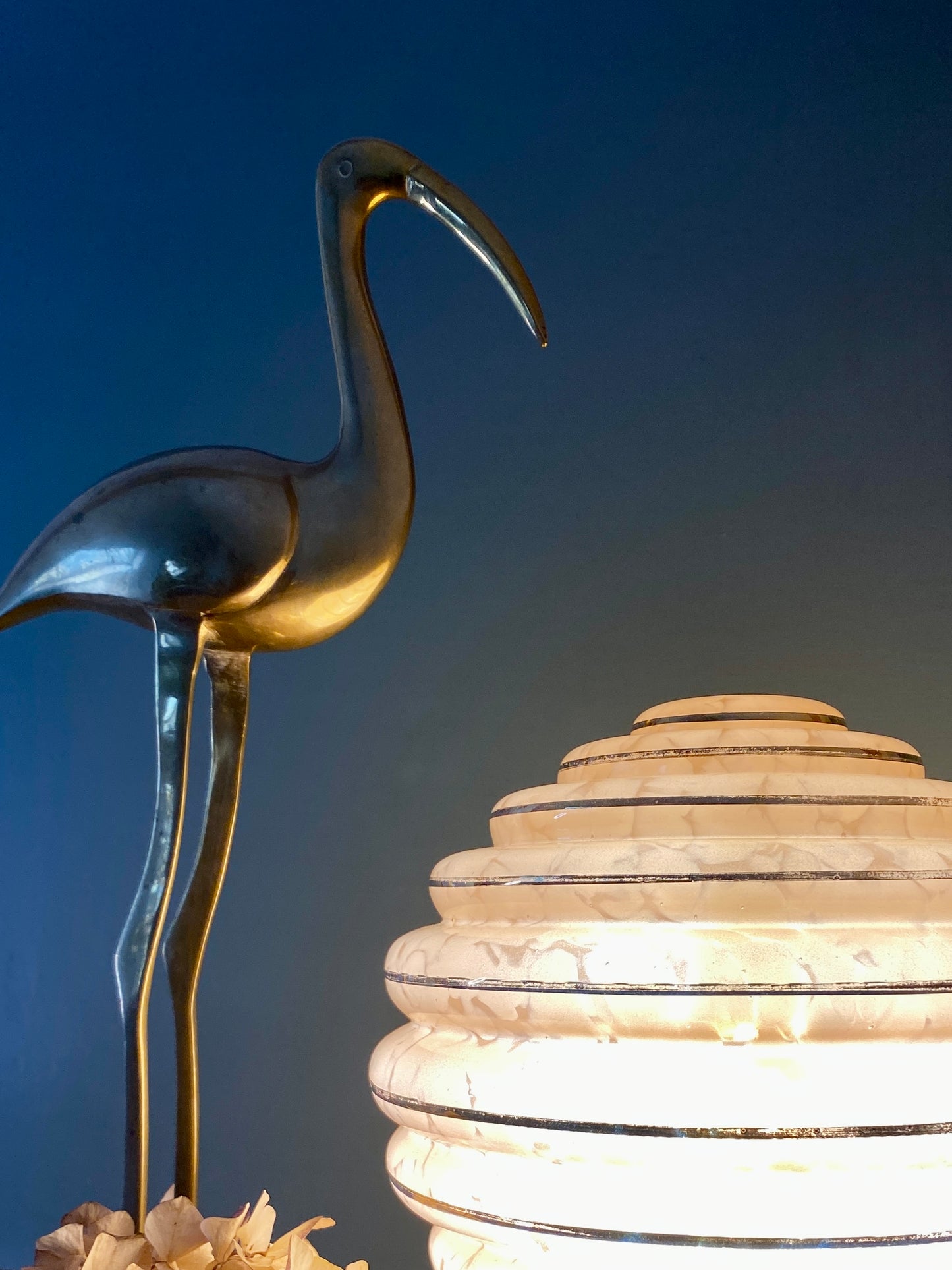 Lampe à poser globe vintage art déco en verre de Clichy rose et or