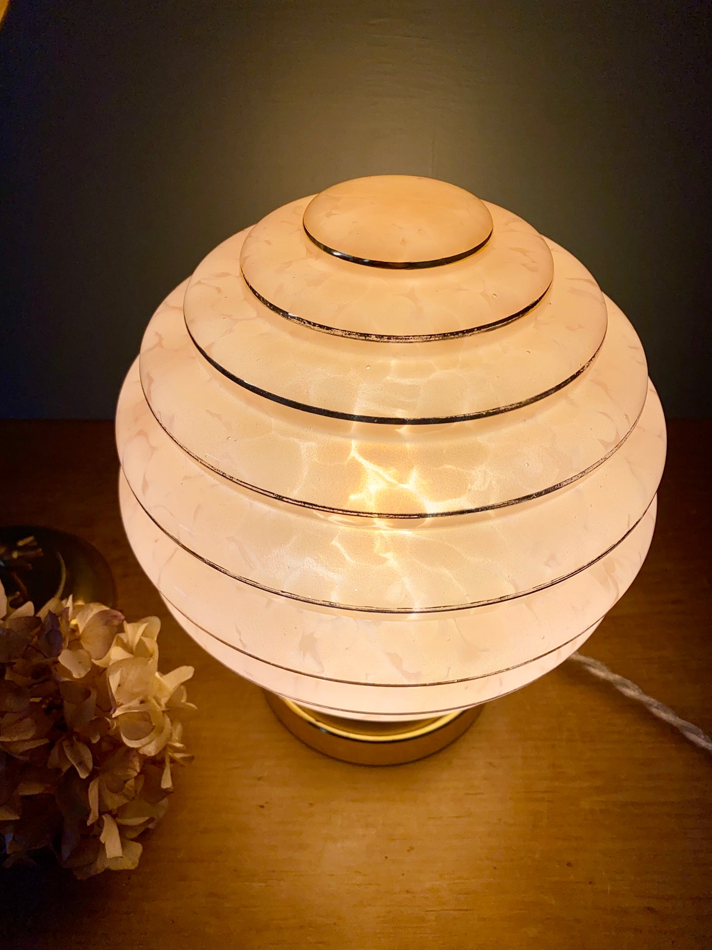 Lampe à poser globe vintage art déco en verre de Clichy rose et or