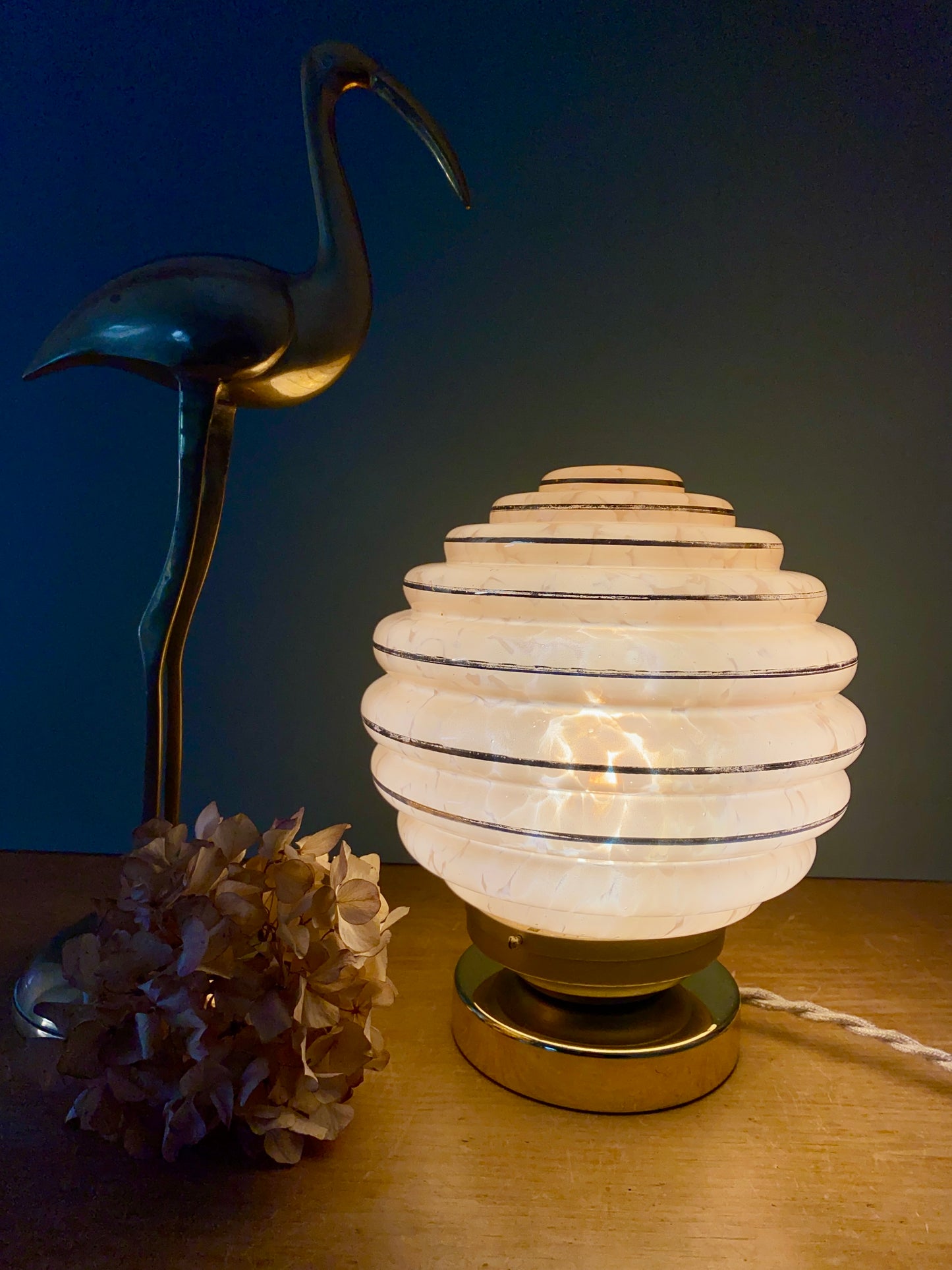 Lampe à poser globe vintage art déco en verre de Clichy rose et or