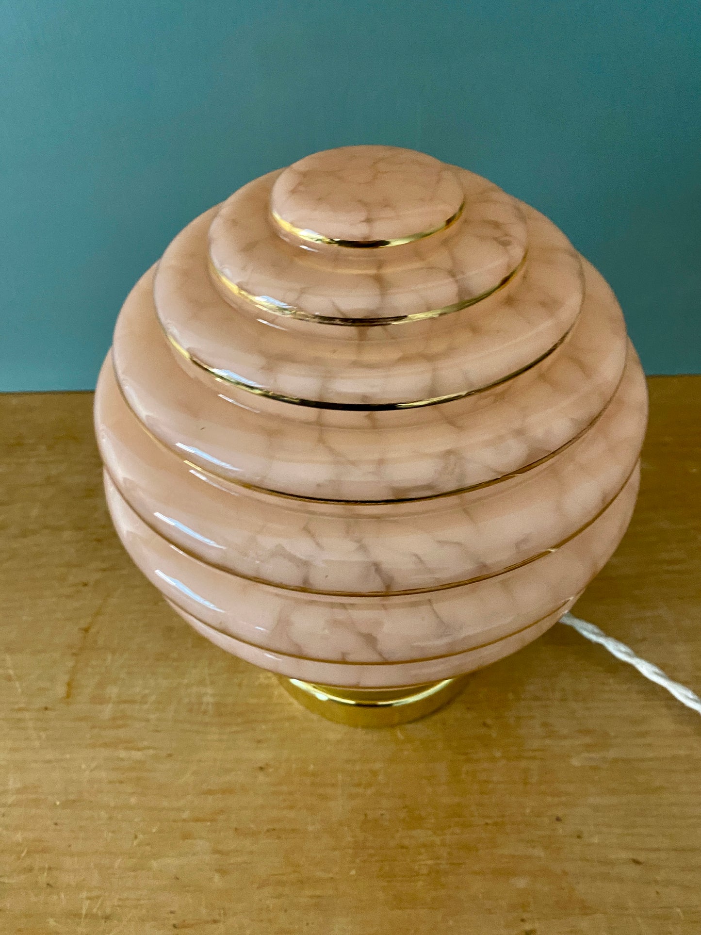 Lampe à poser globe vintage art déco en verre de Clichy rose et or