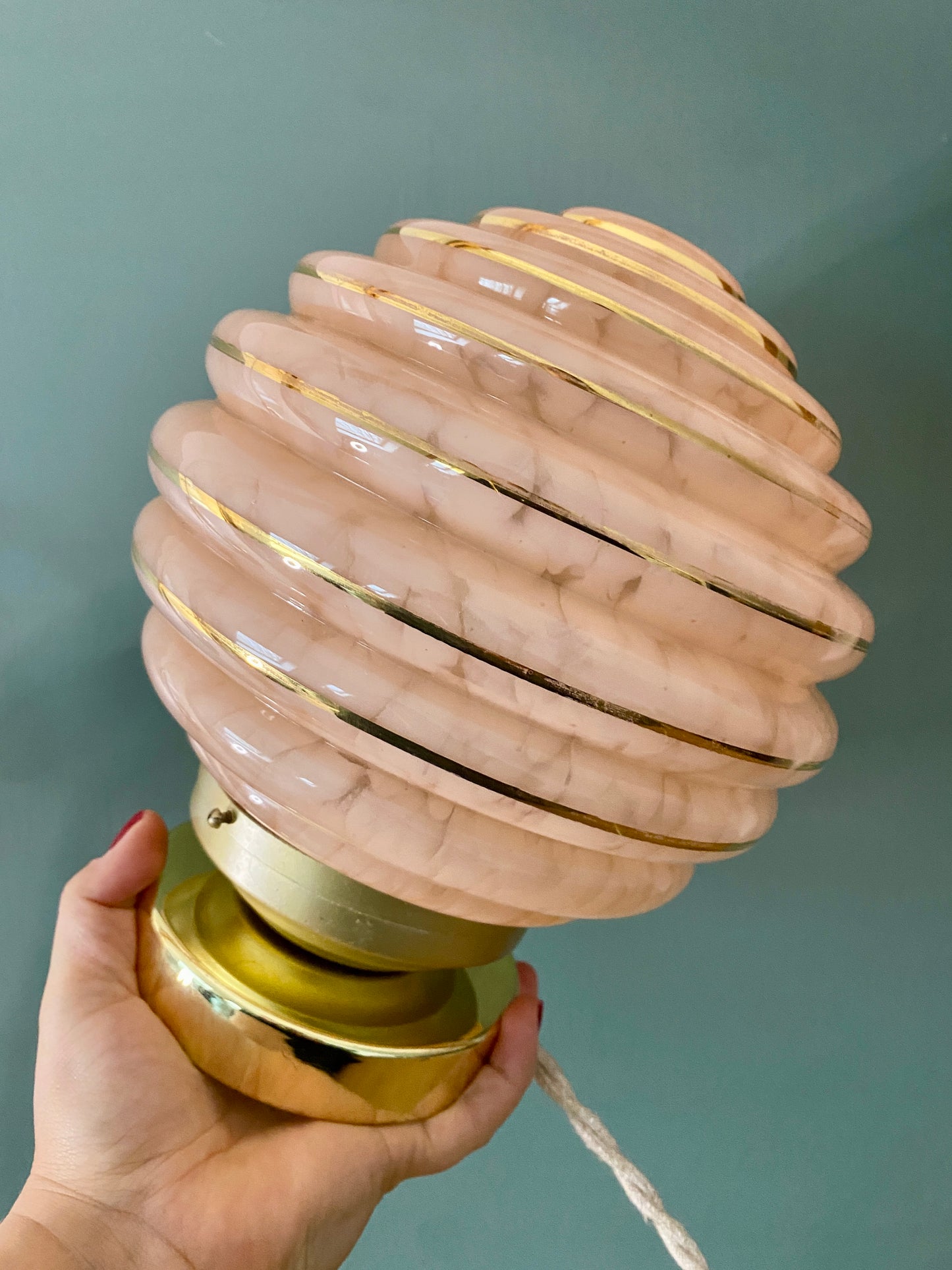 Lampe à poser globe vintage art déco en verre de Clichy rose et or